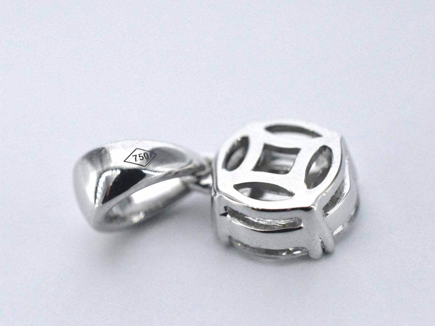 White gold pendant with prince and marquise cut natural diamonds