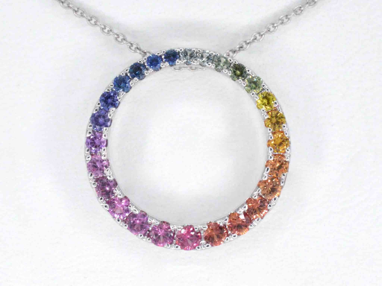 Witgouden hanger met multi colour saffieren in een cirkel gezet