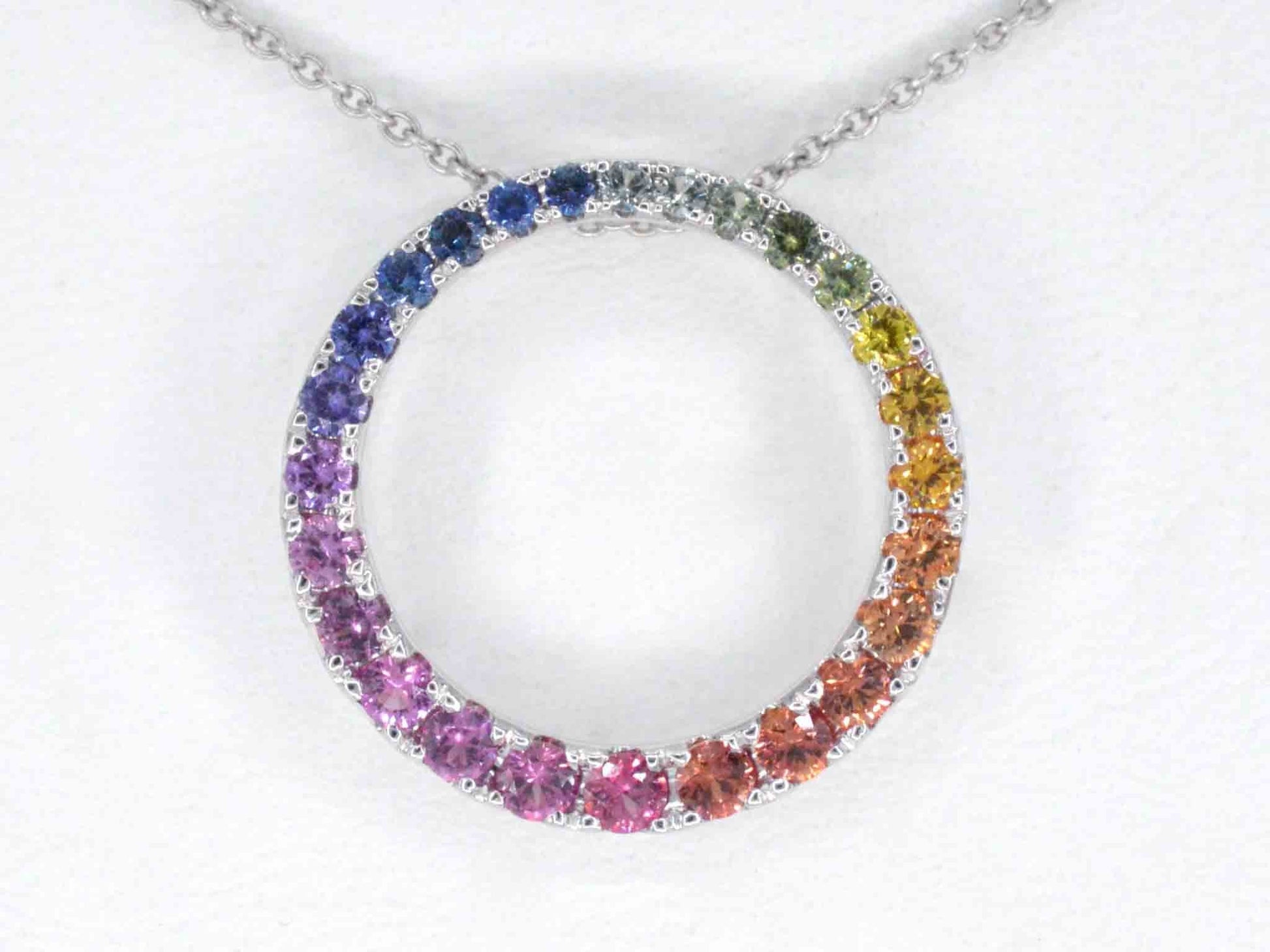 Witgouden hanger met multi colour saffieren in een cirkel gezet