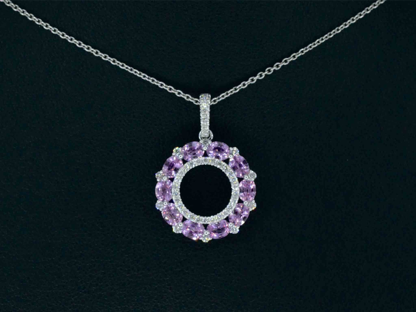 Witgouden hanger met roze saffieren en diamanten in een cirkel gezet