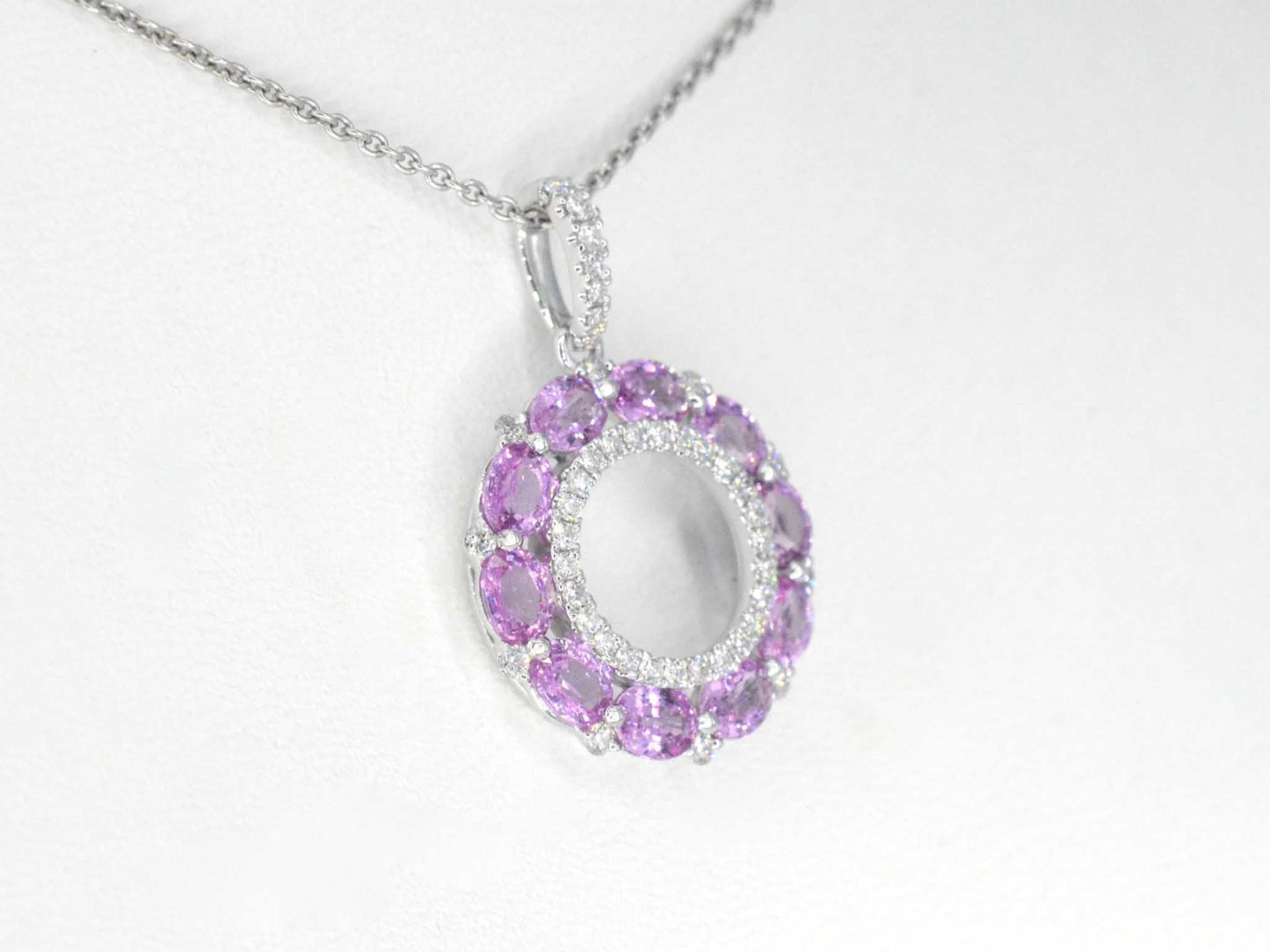 Witgouden hanger met roze saffieren en diamanten in een cirkel gezet