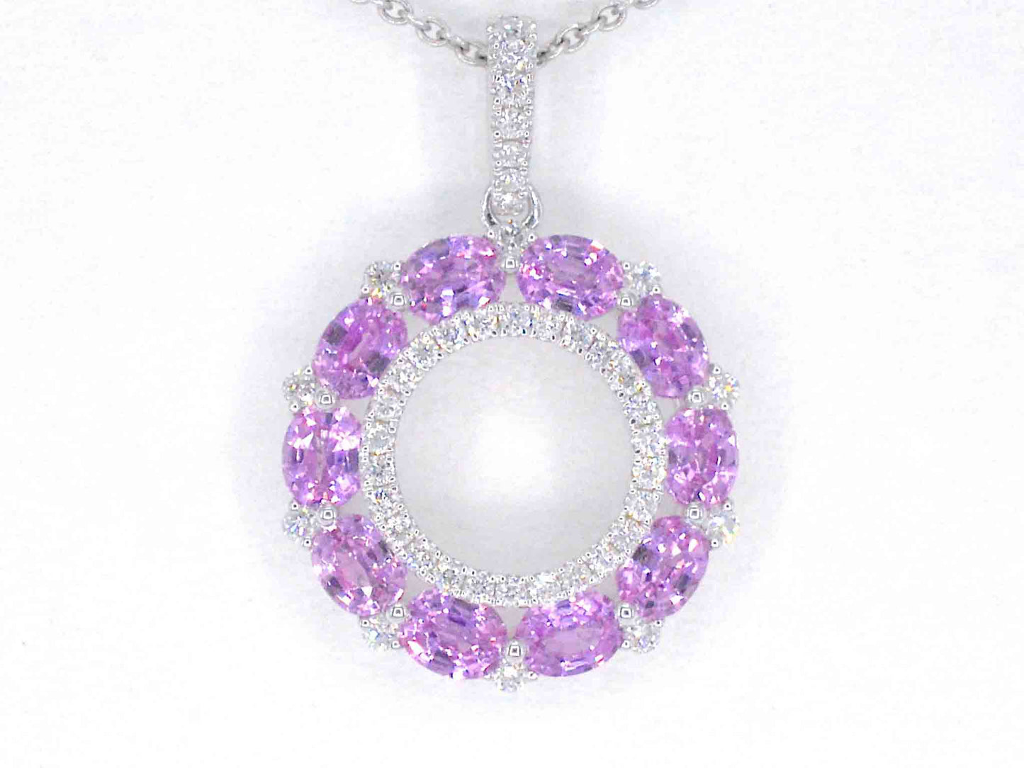 Witgouden hanger met roze saffieren en diamanten in een cirkel gezet