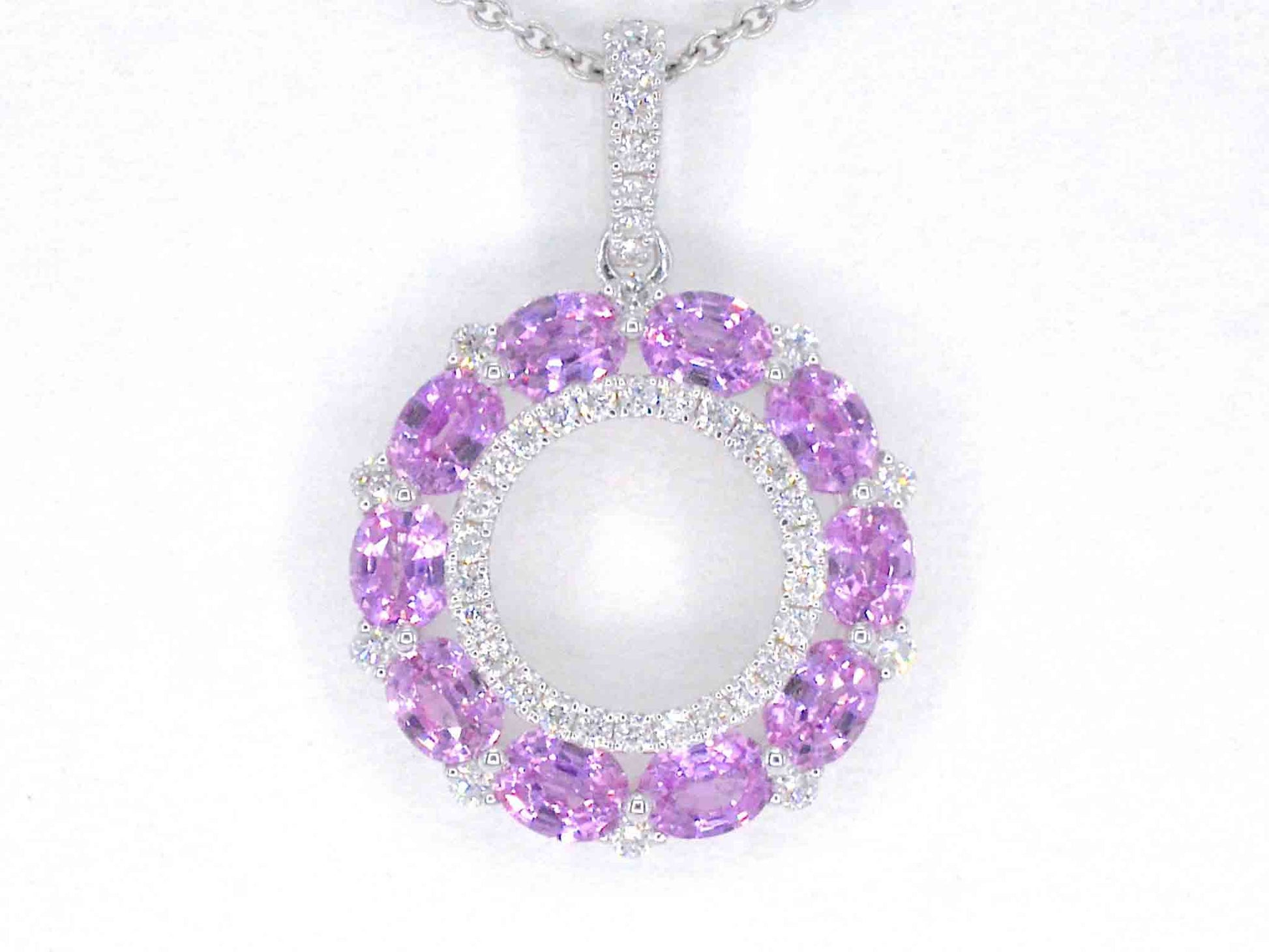 Witgouden hanger met roze saffieren en diamanten in een cirkel gezet
