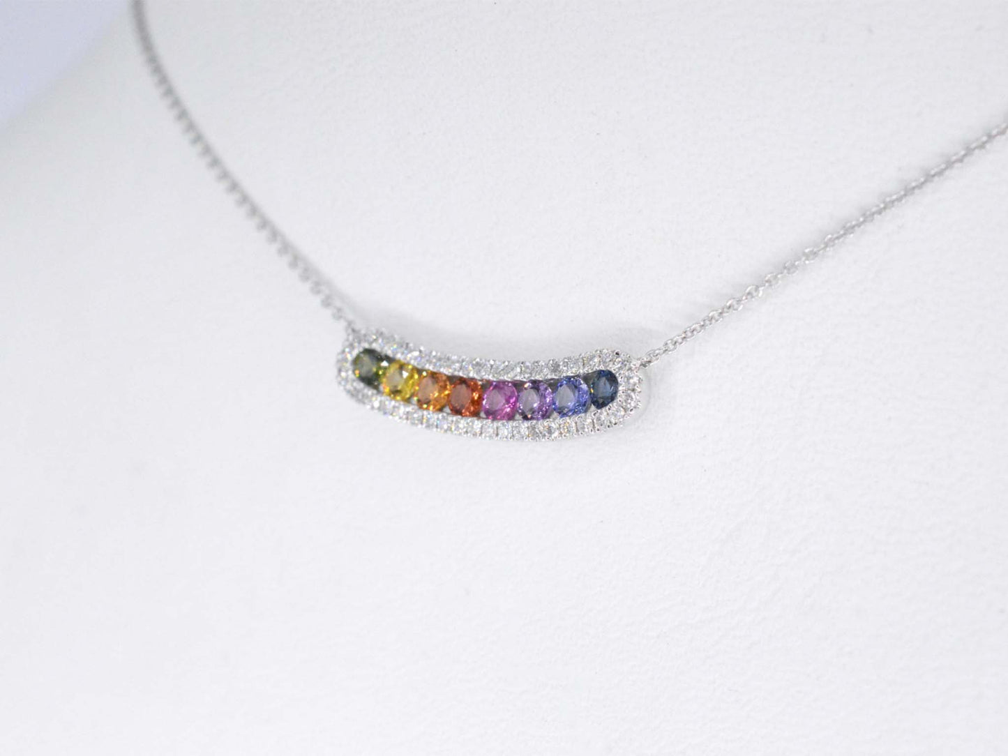 Witgouden collier met multi colour saffieren en diamanten in een rij gezet