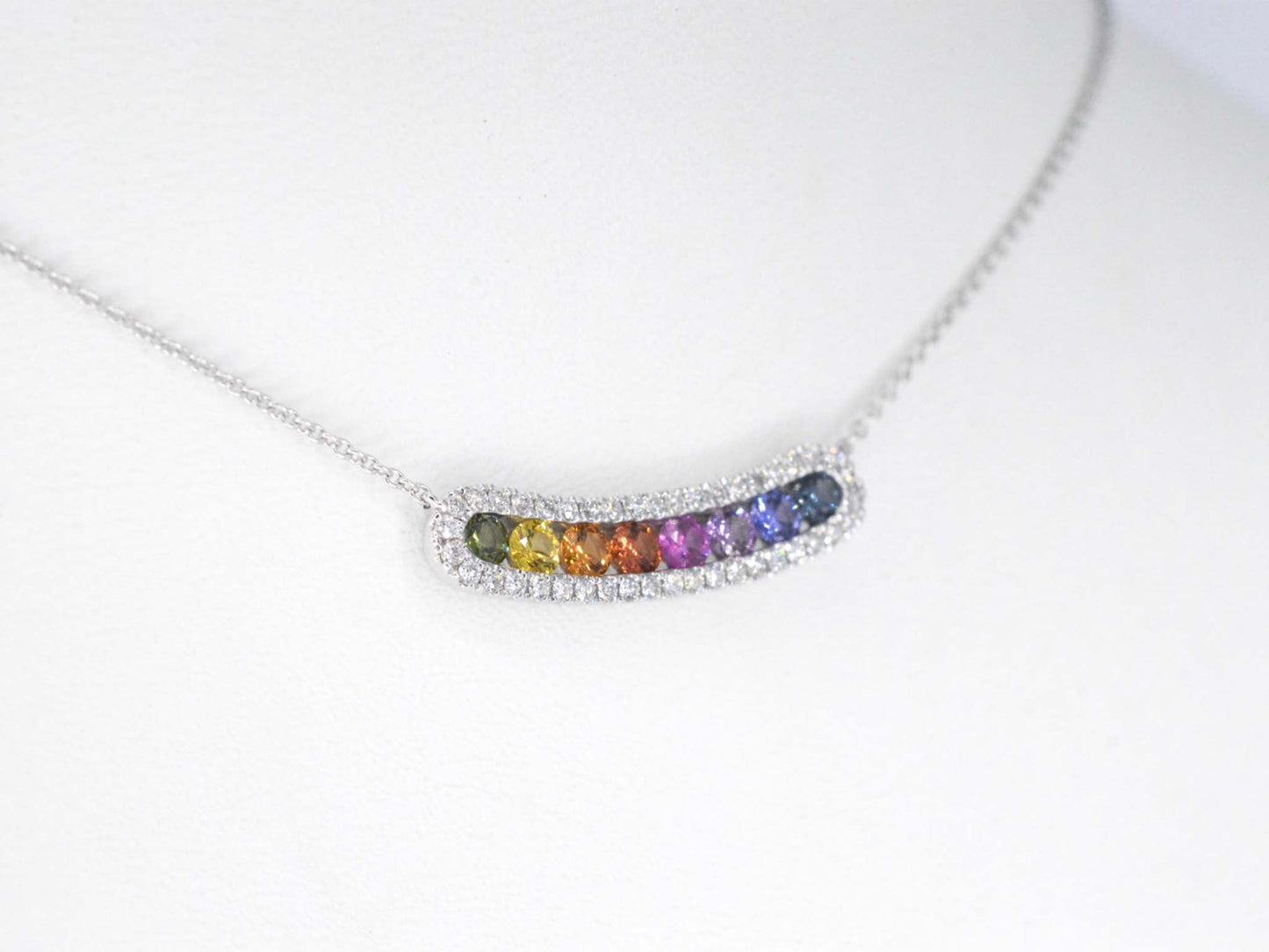 Witgouden collier met multi colour saffieren en diamanten in een rij gezet