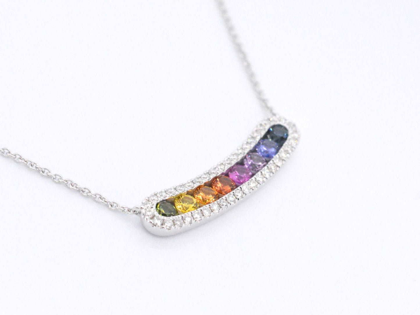 Witgouden collier met multi colour saffieren en diamanten in een rij gezet