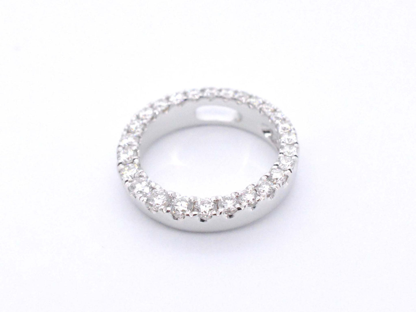 White gold round pendant with brilliant-cut diamonds