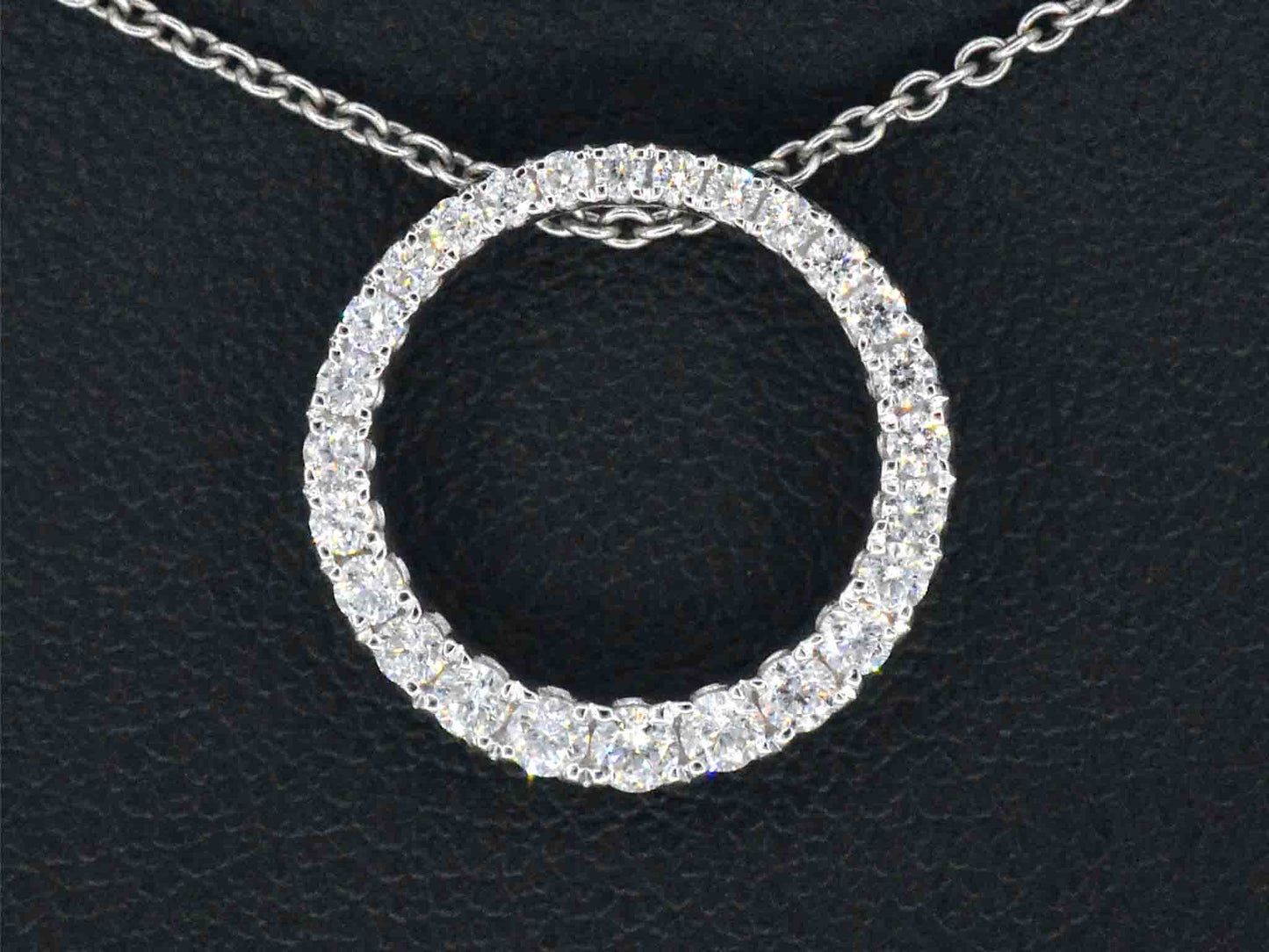 Witgouden ronde hanger met briljant geslepen diamanten