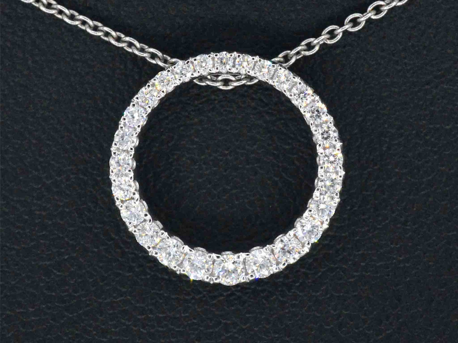 Witgouden ronde hanger met briljant geslepen diamanten