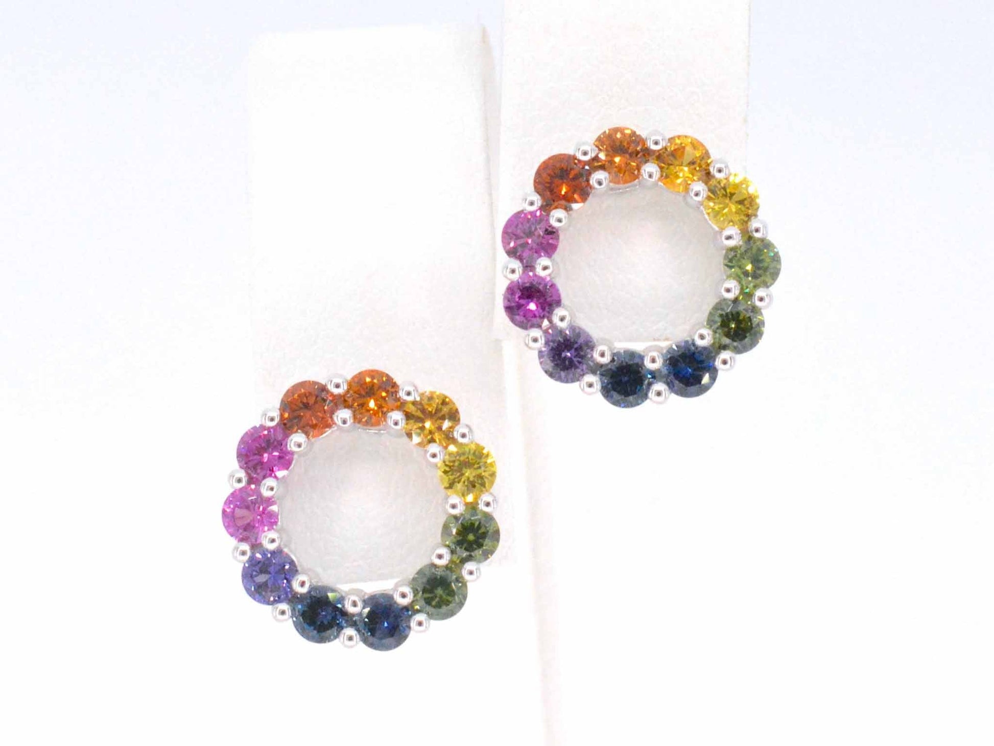 Witgouden oorbellen met multi colour saffieren in een cirkel