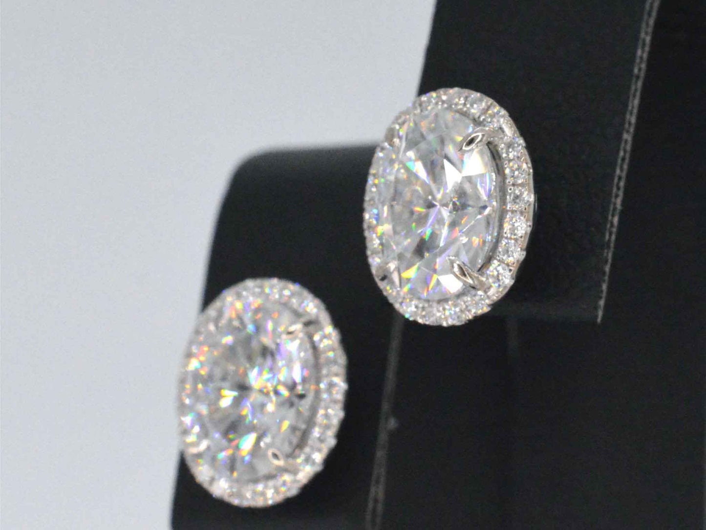 Witgouden entourage oorbellen met diamanten en een gemaakte ovale briljant 1206-1