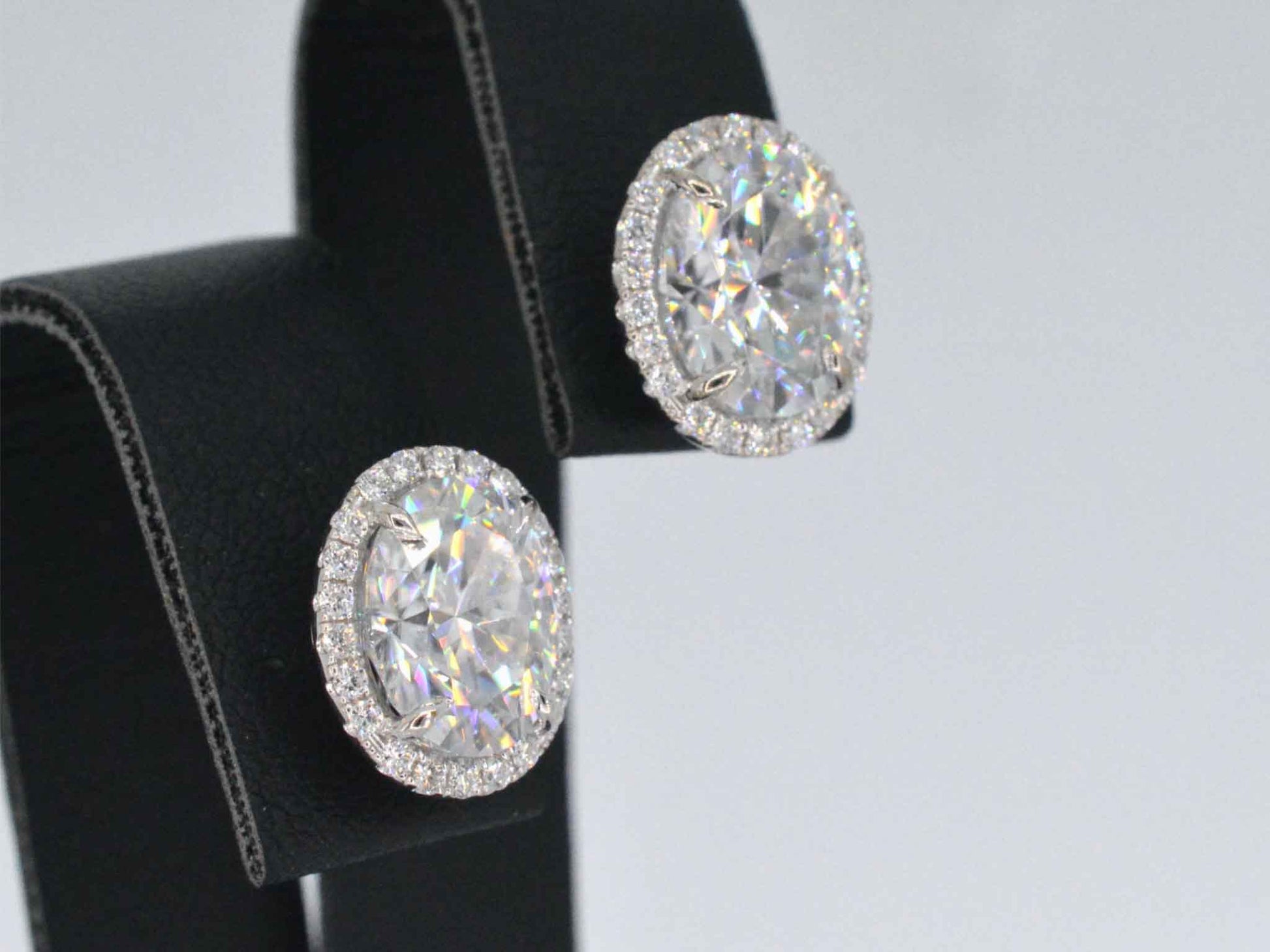 Witgouden entourage oorbellen met diamanten en een gemaakte ovale briljant 1206-2