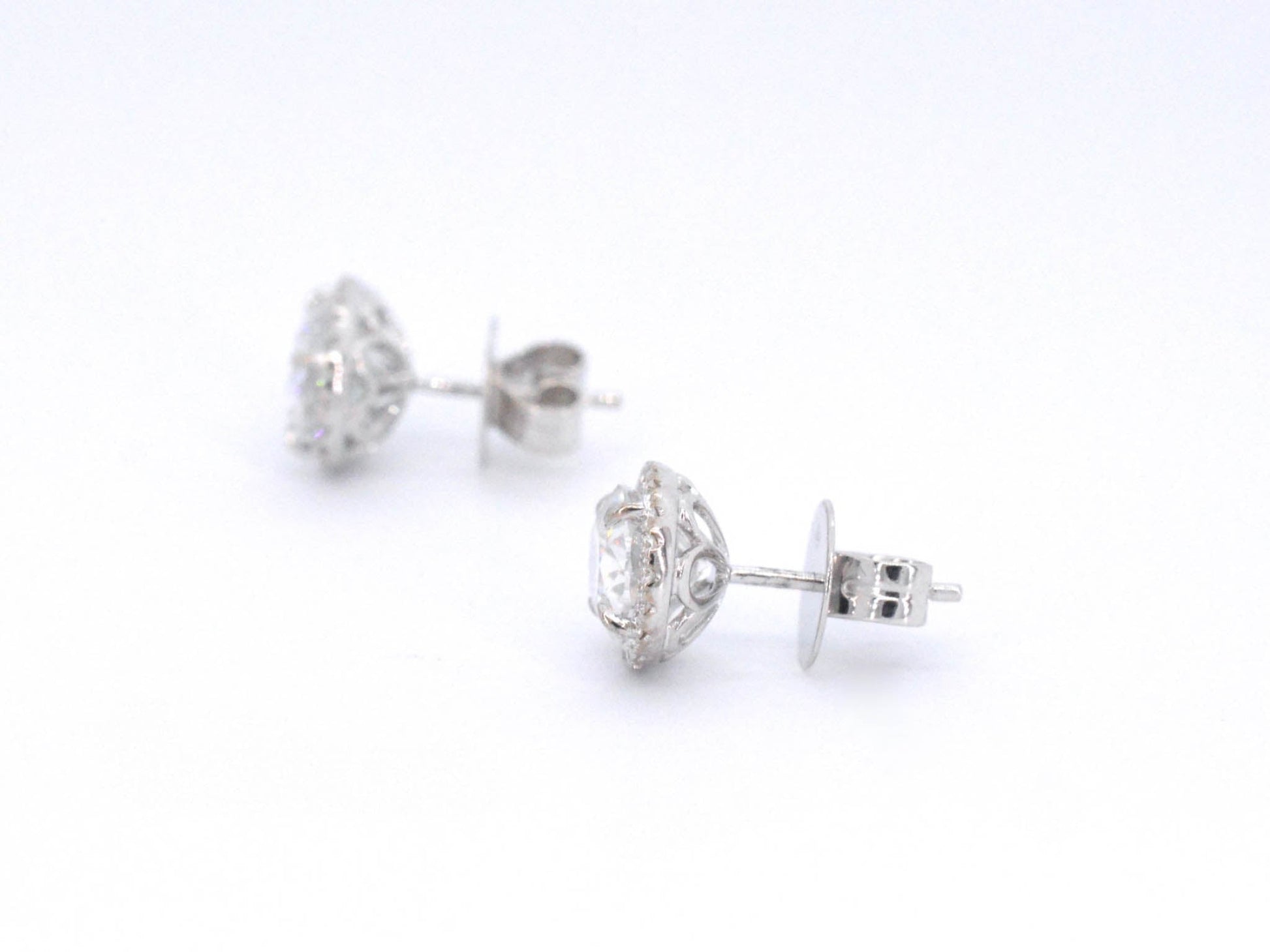 Witgouden entourage oorbellen met diamanten en een gemaakte ovale briljant 1206-3