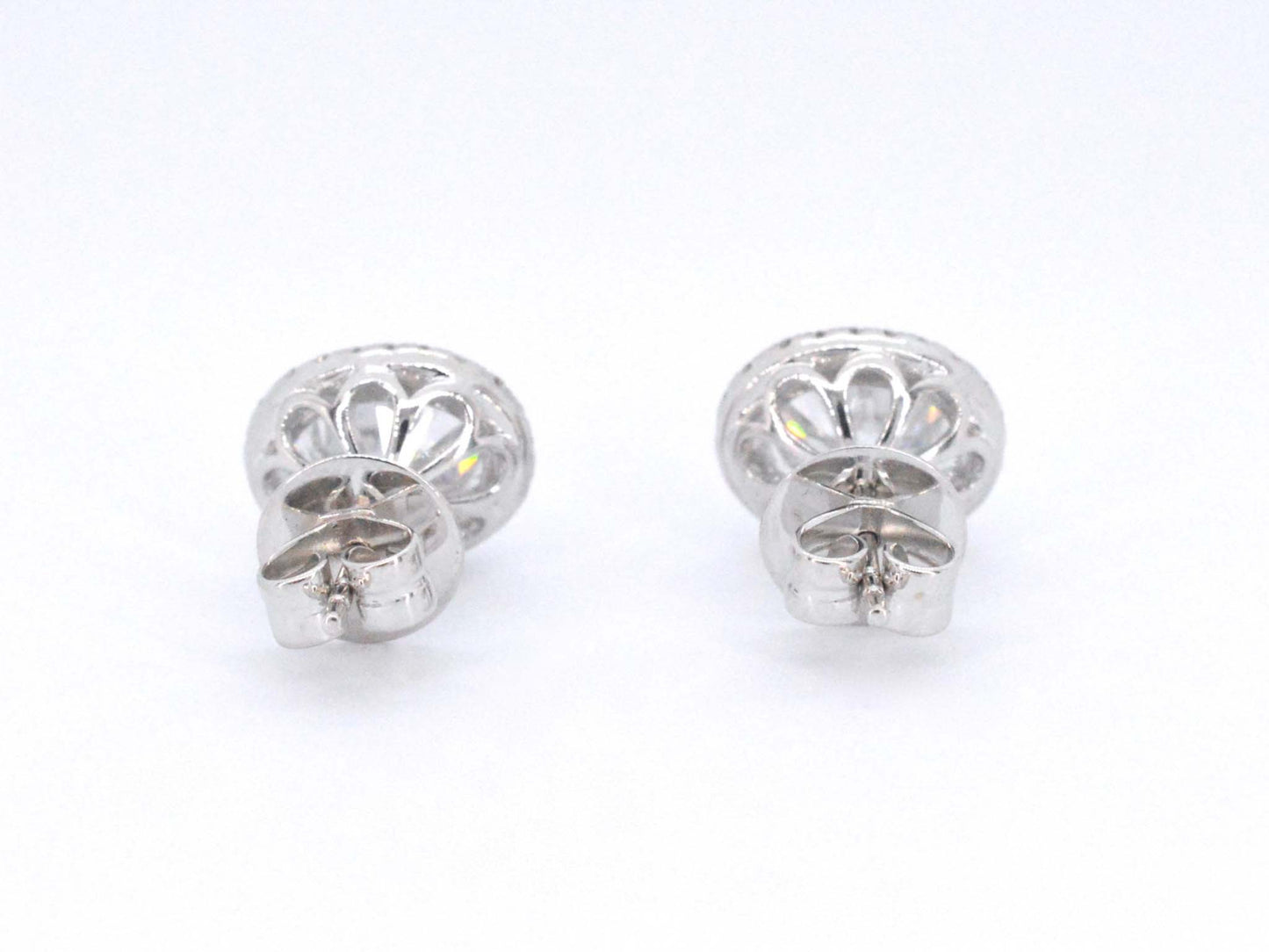 Witgouden entourage oorbellen met diamanten en een gemaakte ovale briljant 1206-5