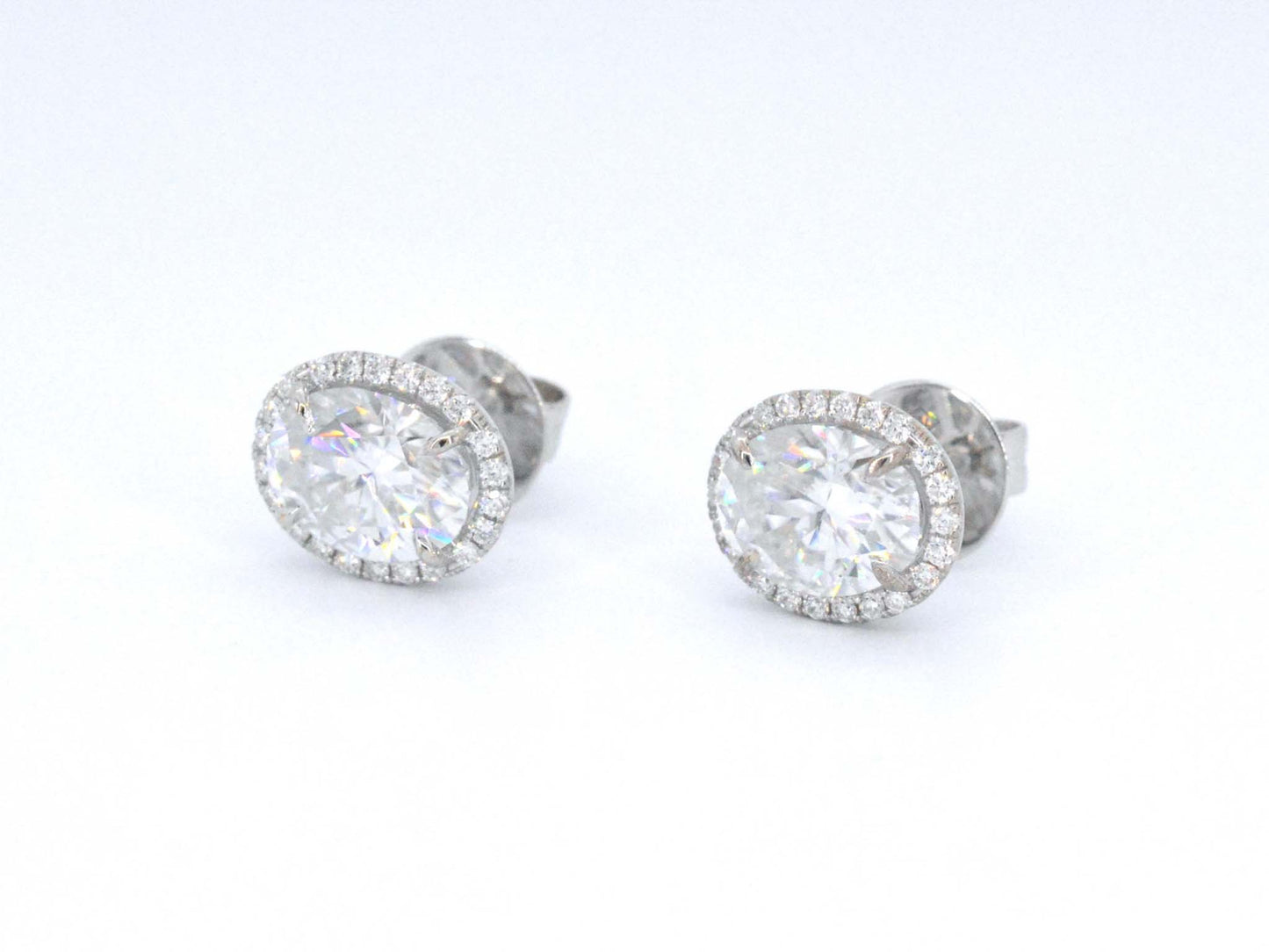 Witgouden entourage oorbellen met diamanten en een gemaakte ovale briljant 1206-6