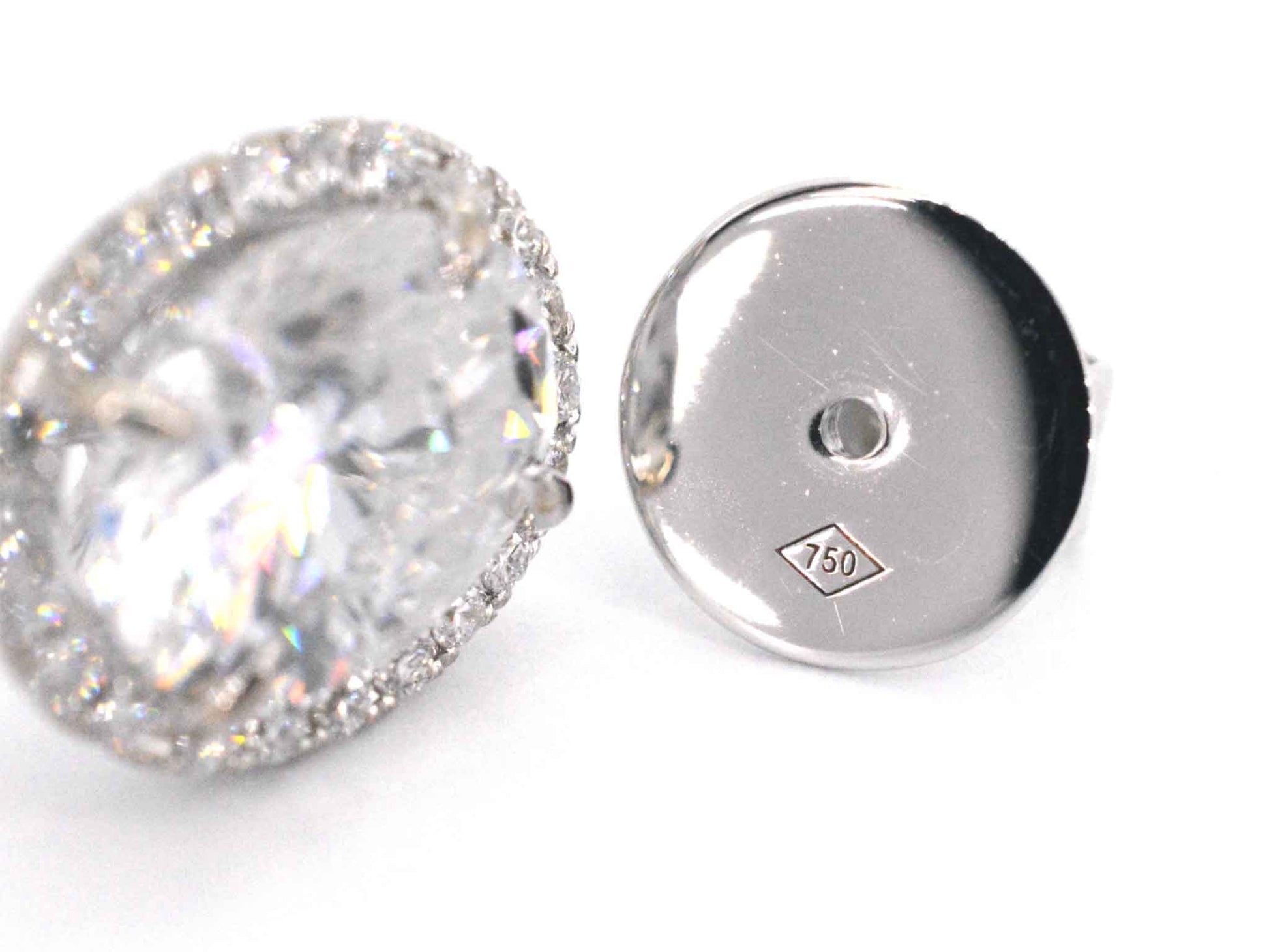 Witgouden entourage oorbellen met diamanten en een gemaakte ovale briljant 1206-7