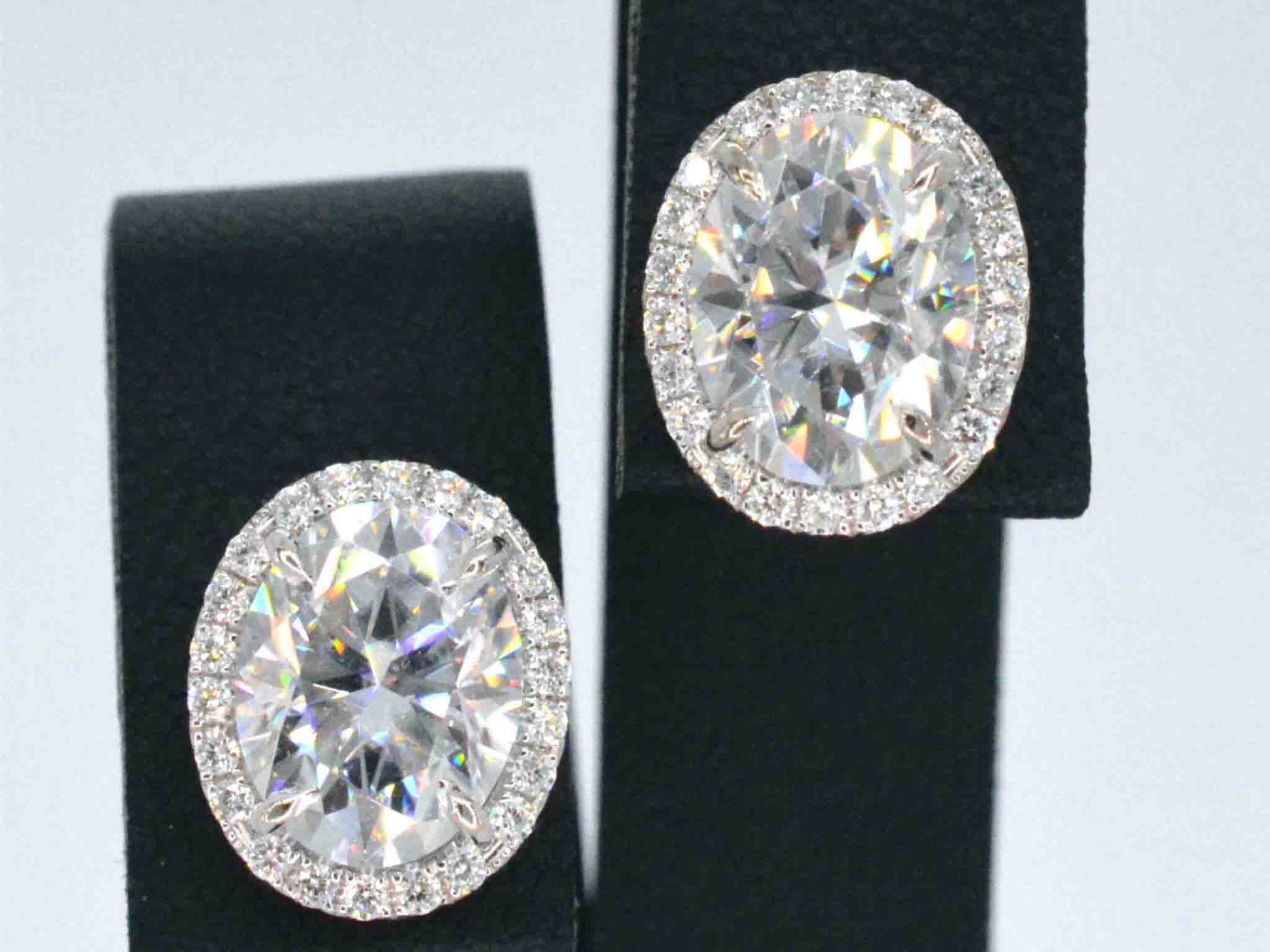 Witgouden entourage oorbellen met diamanten en een gemaakte ovale briljant 1206-8