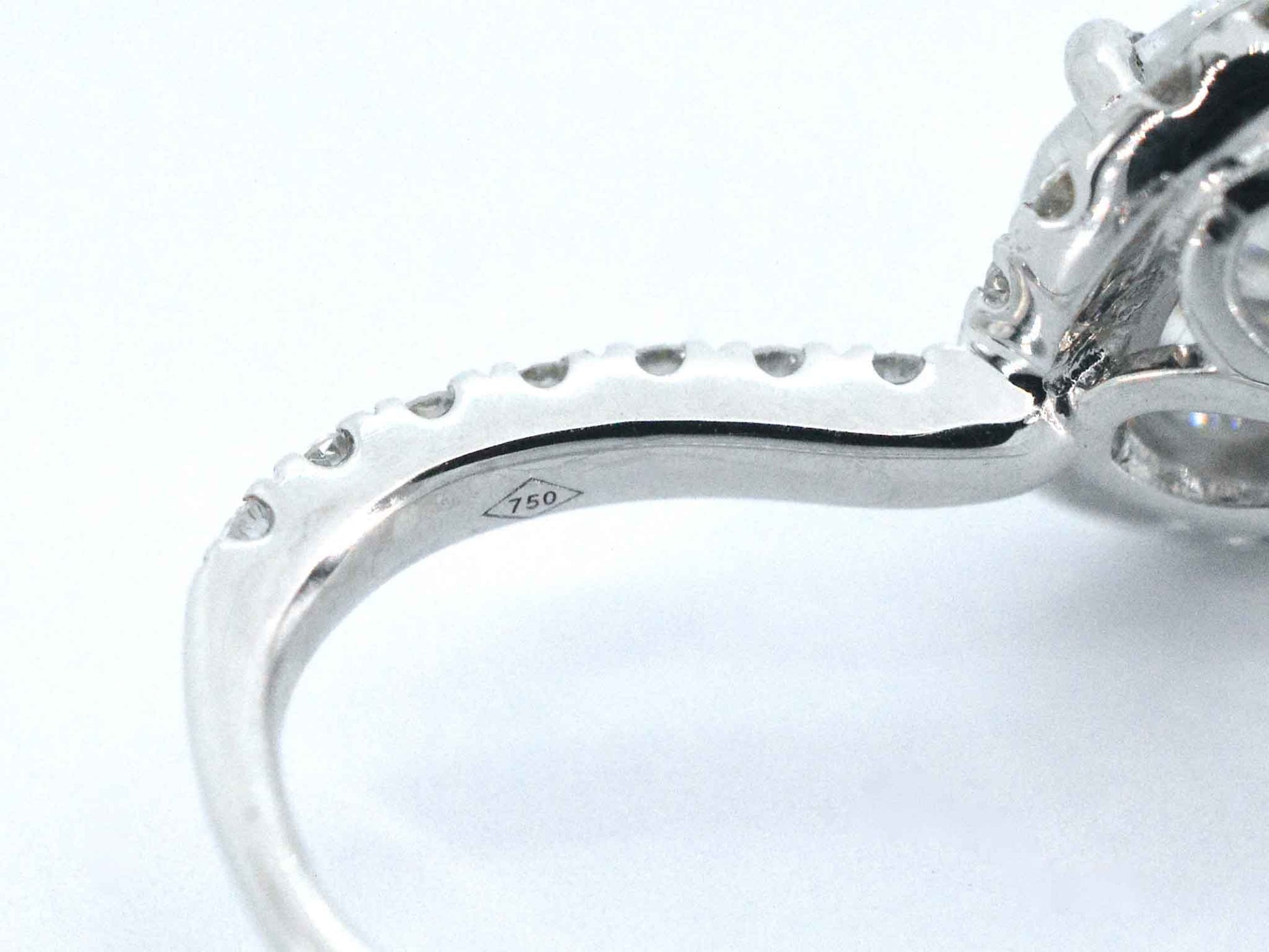 Witgouden entourage oorbellen met diamanten en een gemaakte ovale briljant 1207-5