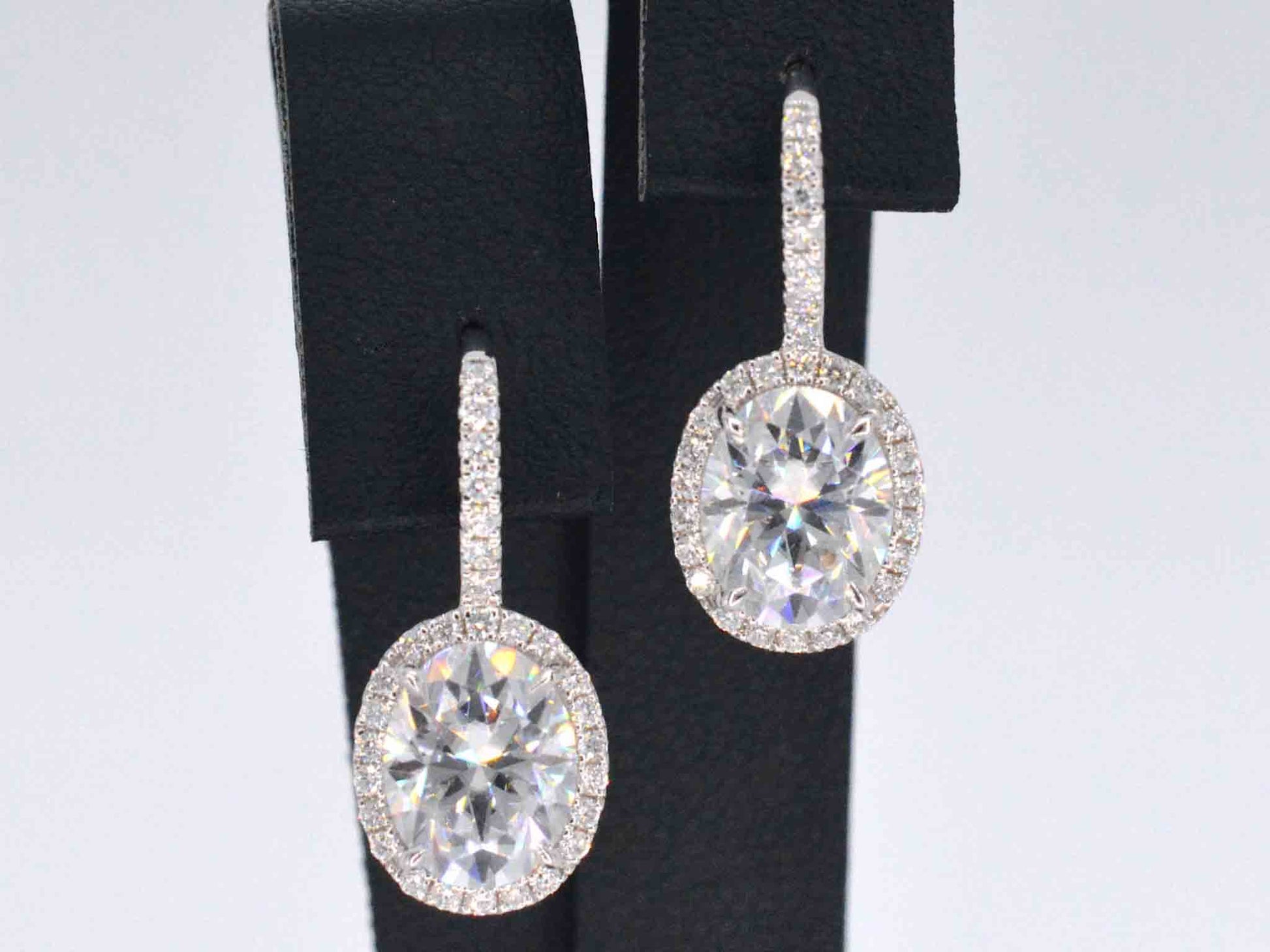 Witgouden entourage oorbellen met diamanten en een gemaakte ovale briljant 1207-6