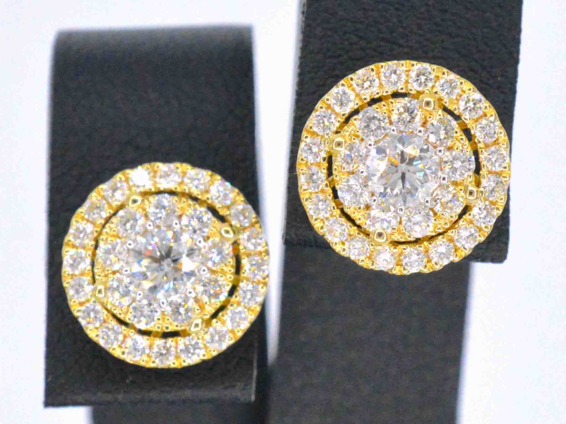 Gouden entourage oorbellen gezet met 60 briljant geslepen diamanten