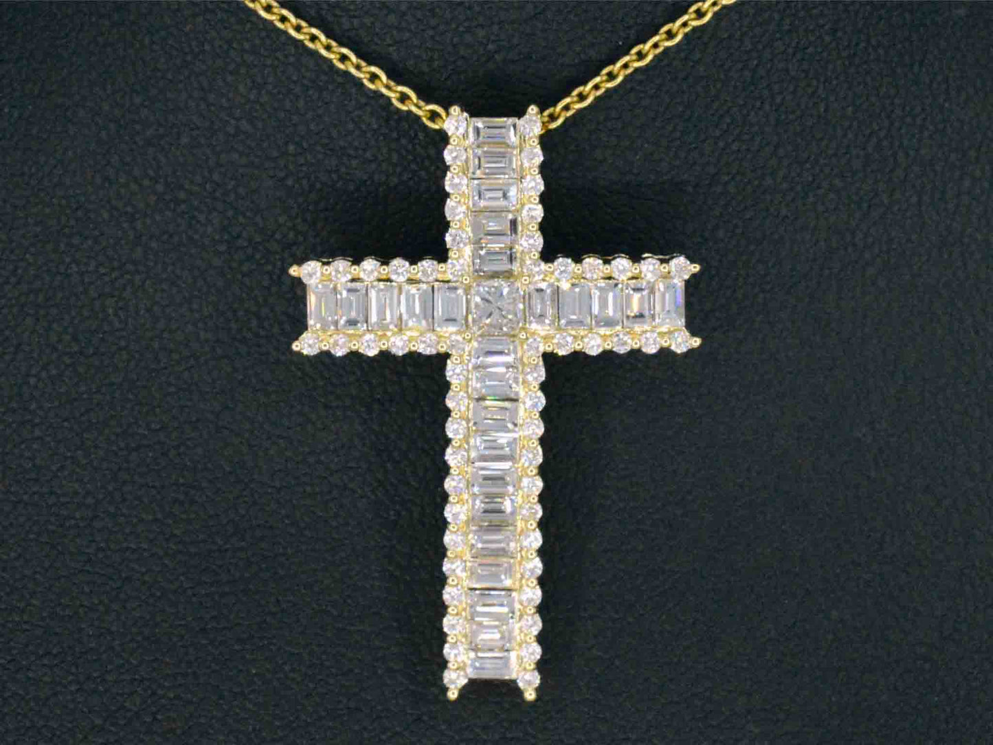 Gouden kruis hanger met schitterende diamanten gezet