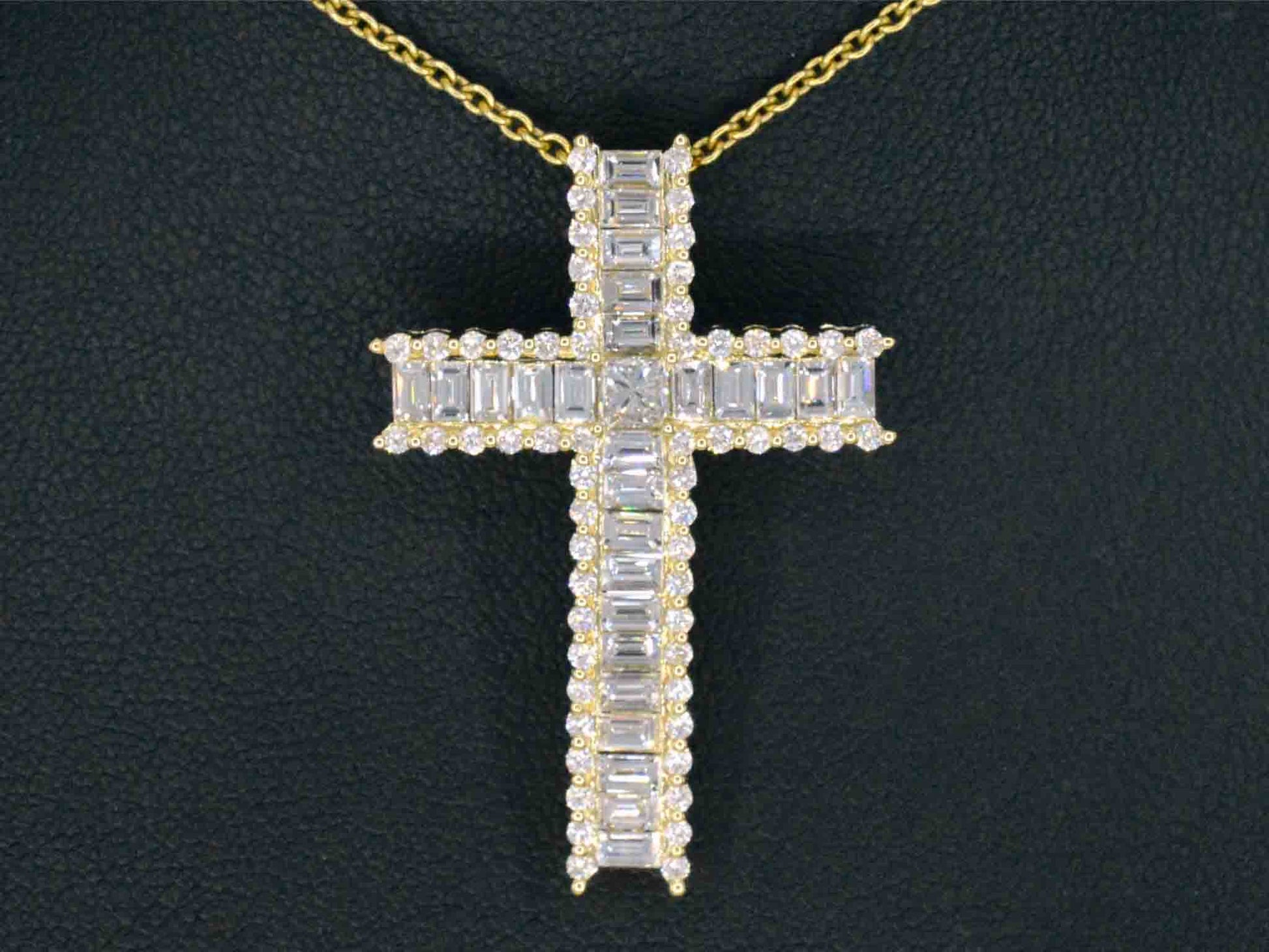 Gouden kruis hanger met schitterende diamanten gezet