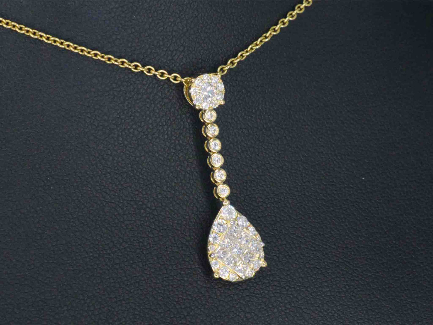 Gouden druppelvormige hanger met briljant en princess geslepen diamanten