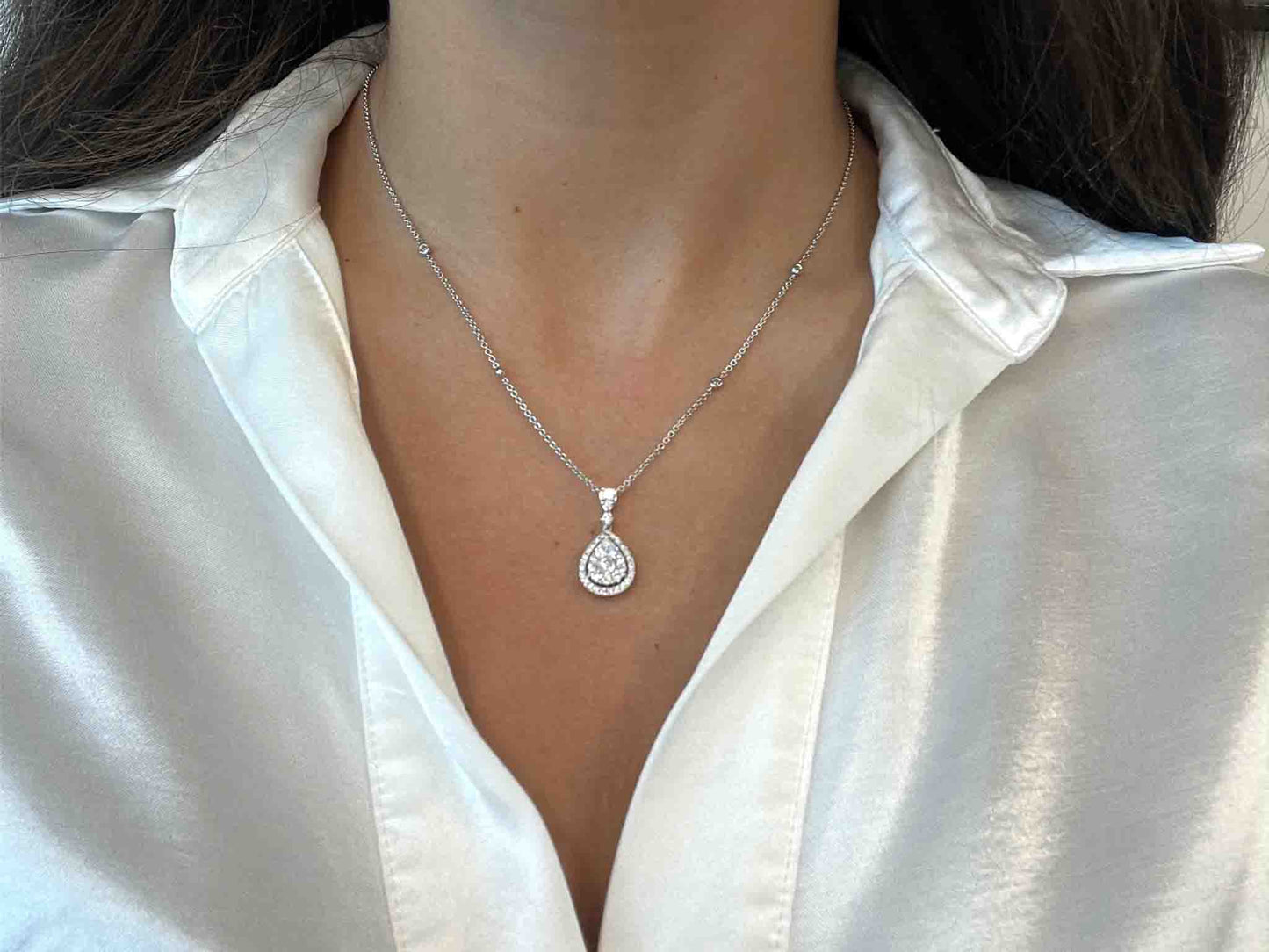 Goldener Tropfenanhänger und Halskette mit Diamanten