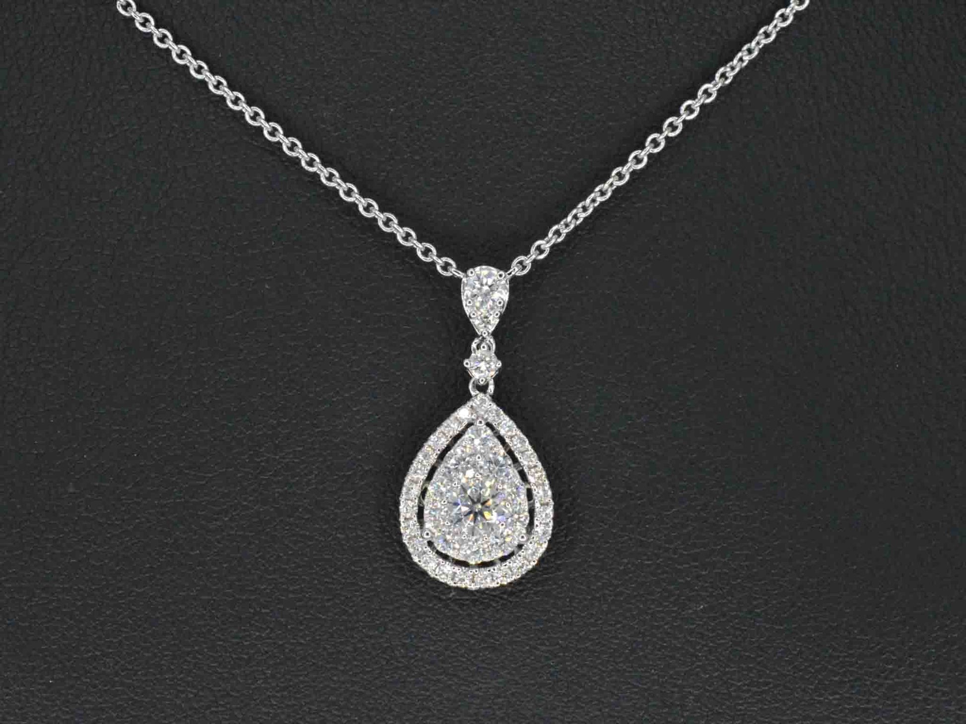 Gouden druppelvormige hanger en collier vol met diamanten