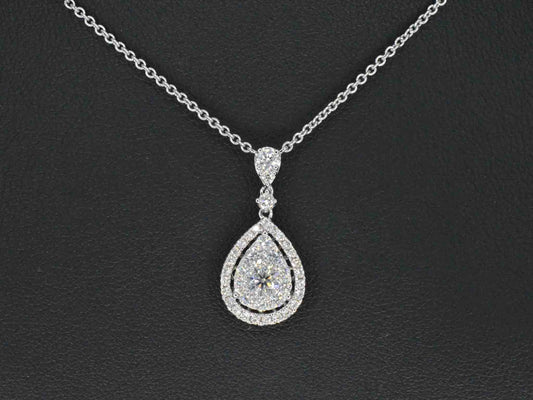 Gouden druppelvormige hanger en collier vol met diamanten