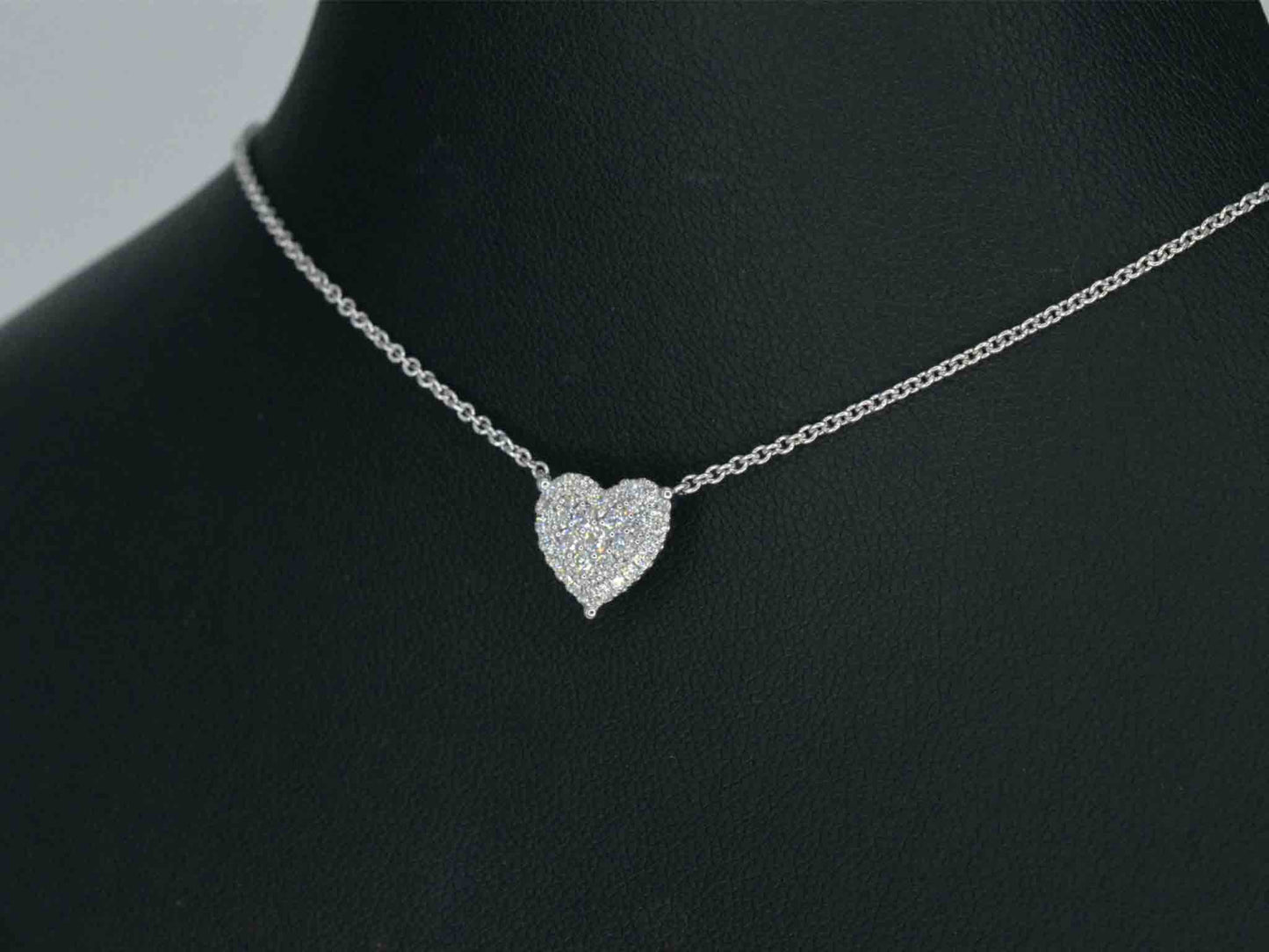 Gouden hartvormige hanger en collier vol met diamanten