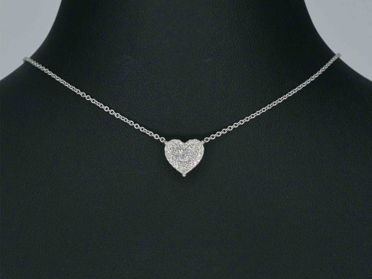 Gouden hartvormige hanger en collier vol met diamanten