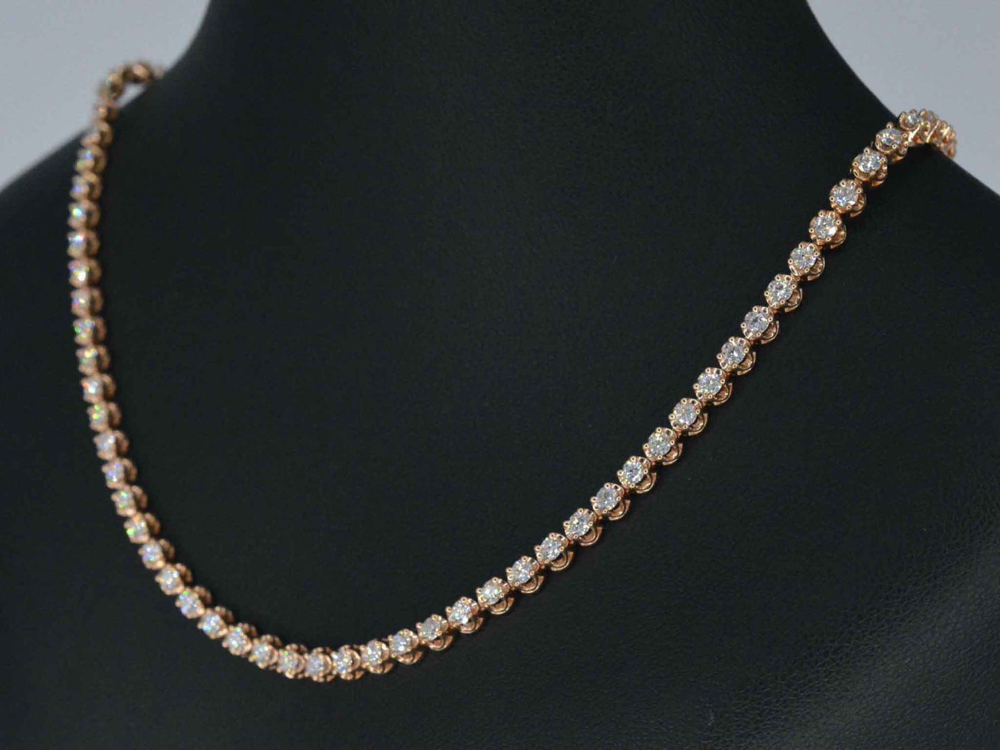 Rosegouden collier met 107 briljant geslepen diamanten