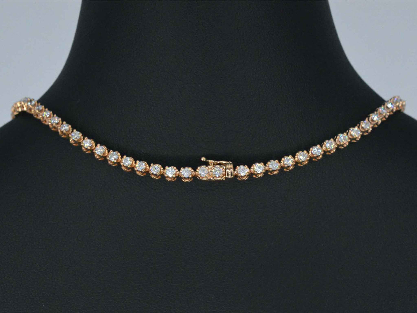 Rosegouden collier met 107 briljant geslepen diamanten