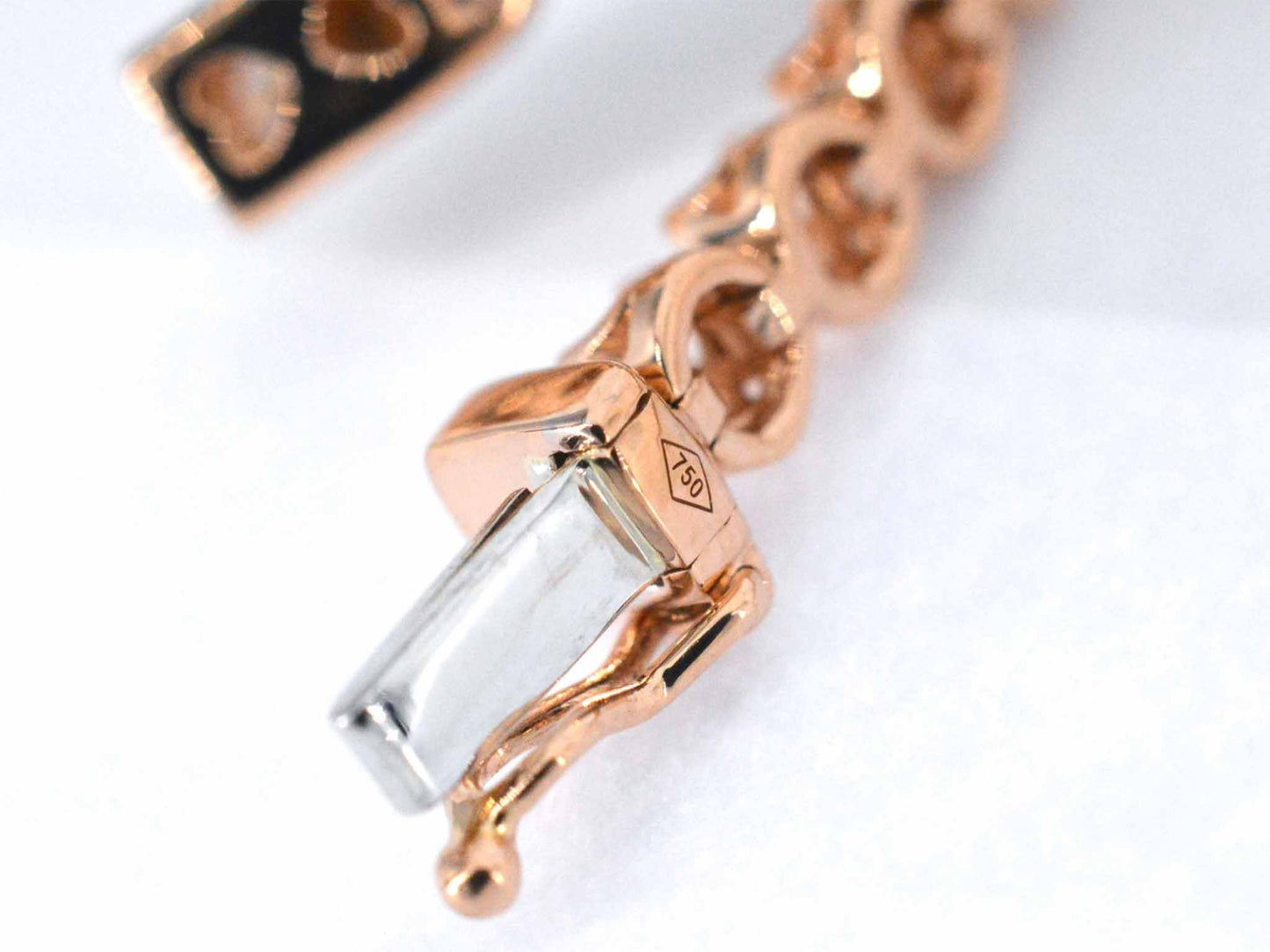 Rose gold necklace with 107 brilliant-cut diamonds