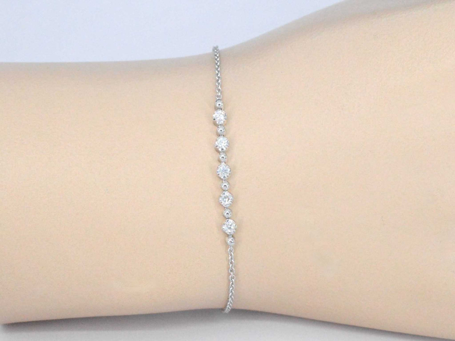 Weißgoldarmband mit natürlichen Diamanten