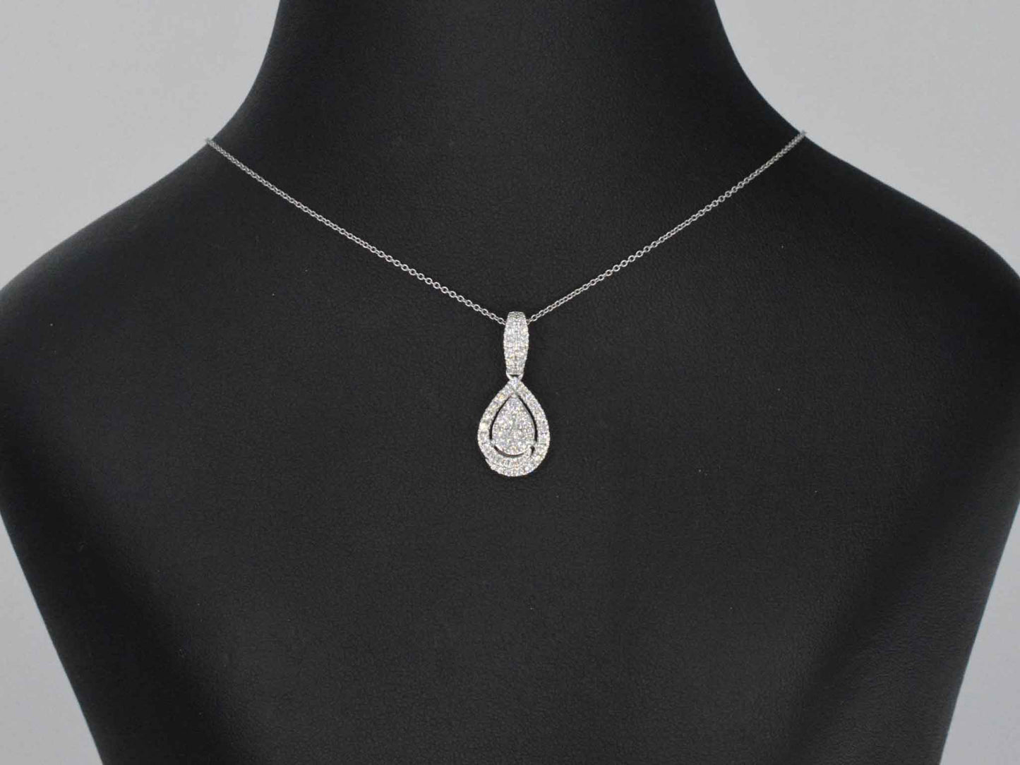 Witgouden hanger met diamanten pear shape