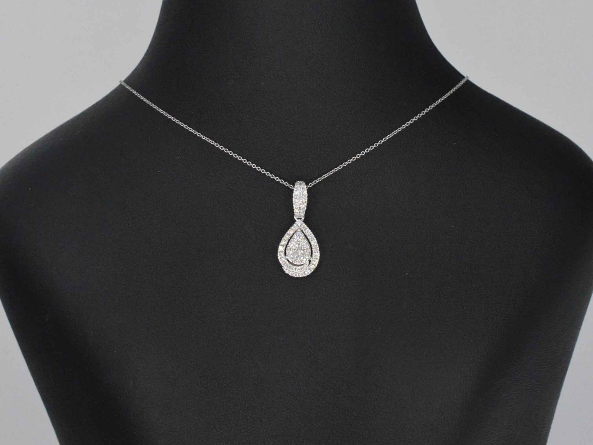 Witgouden hanger met diamanten pear shape