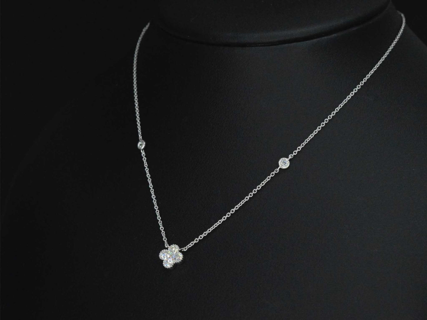 Witgouden collier met diamanten hanger klaver vier
