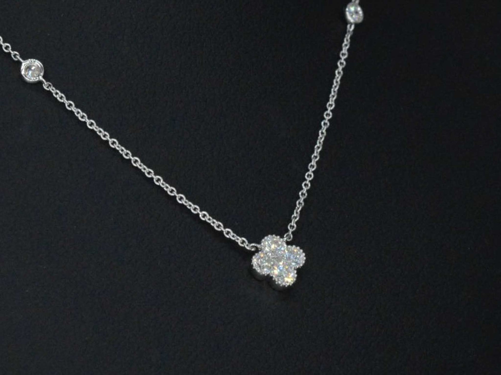 Witgouden collier met diamanten hanger klaver vier