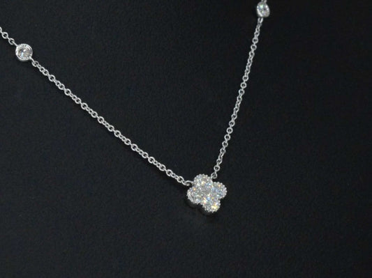Witgouden collier met diamanten hanger klaver vier