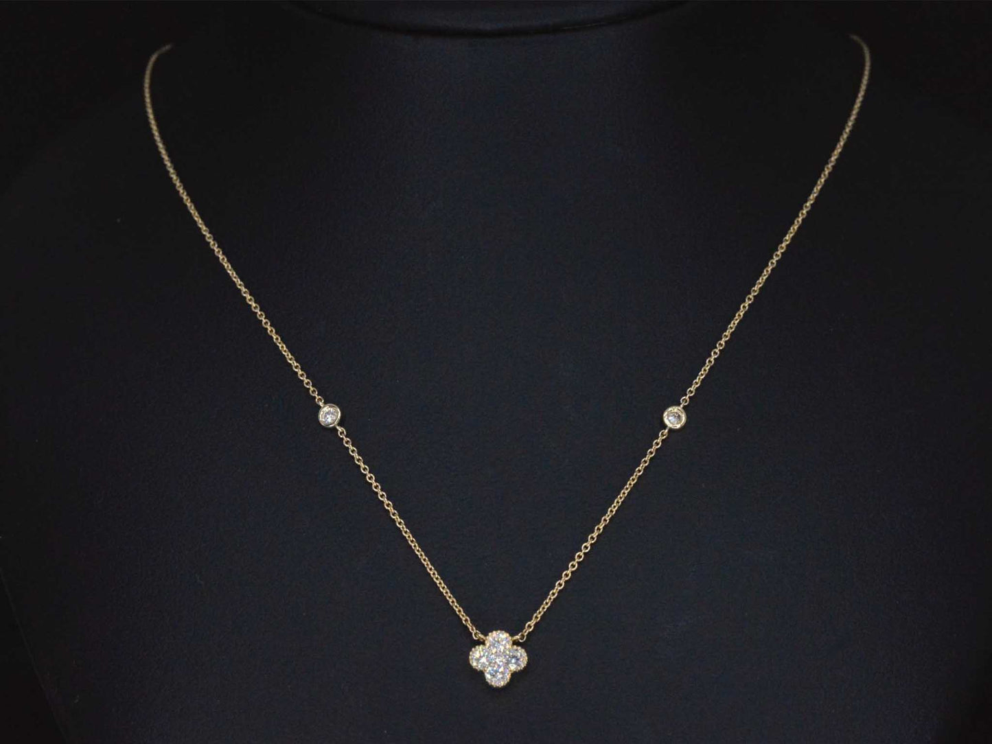 Goldkette mit Diamant-Anhänger in Form eines vierblättrigen Kleeblatts