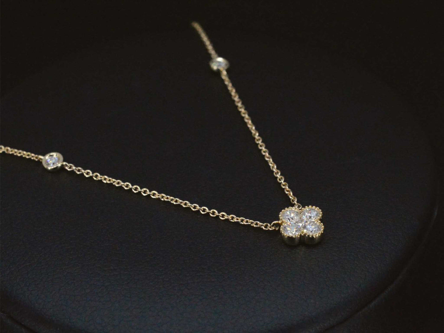 Goldkette mit Diamant-Anhänger in Form eines vierblättrigen Kleeblatts