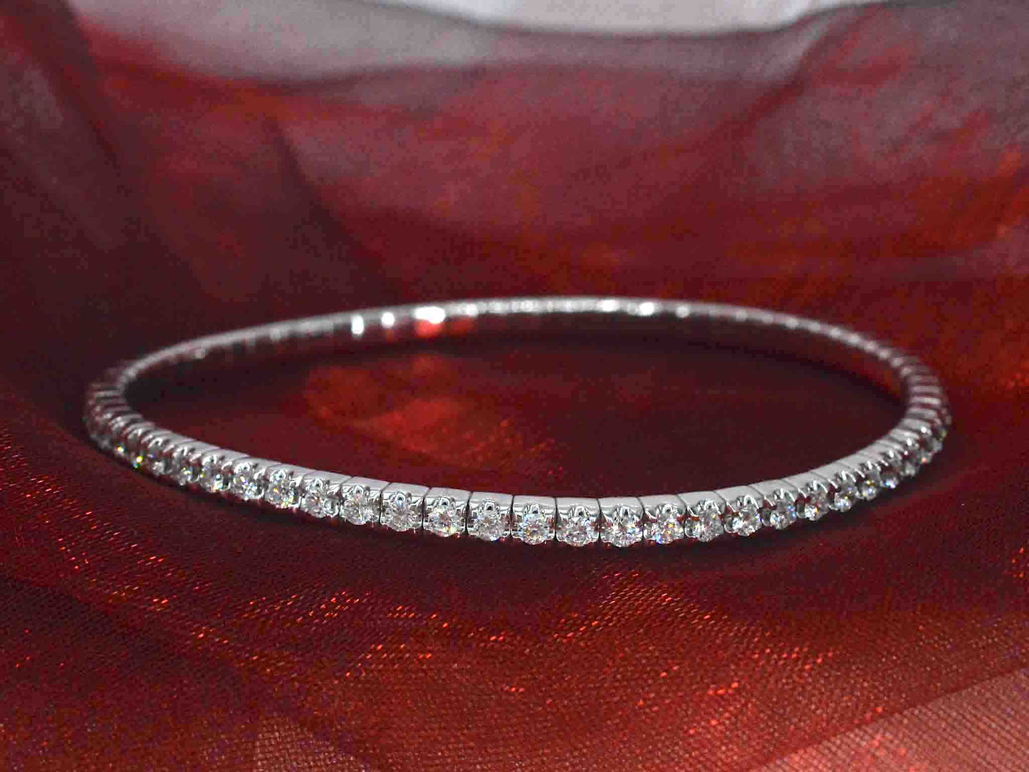 Witgouden armband met briljant geslepen diamanten en een onzichtbare sluiting