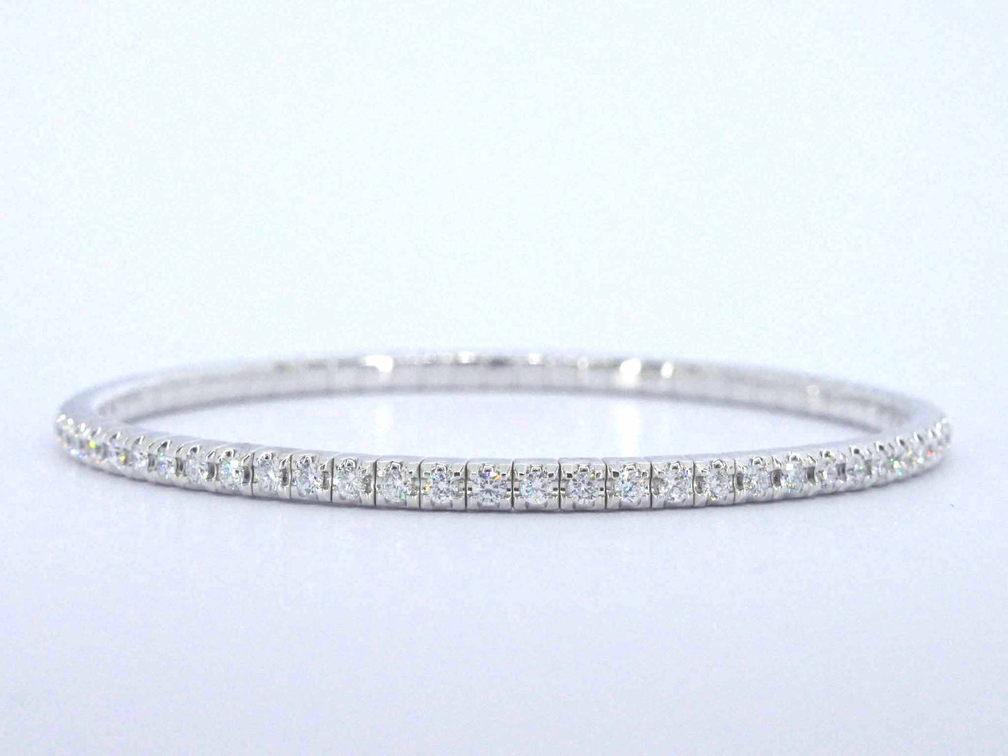 Witgouden armband met briljant geslepen diamanten en een onzichtbare sluiting