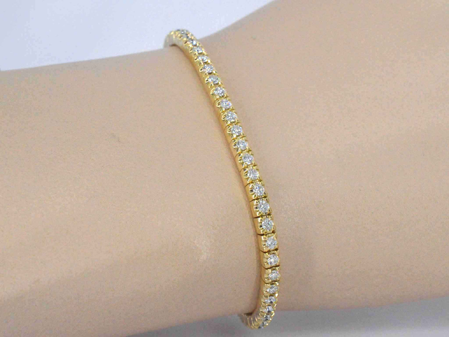 Gouden armband met briljant geslepen diamanten en een onzichtbare sluiting