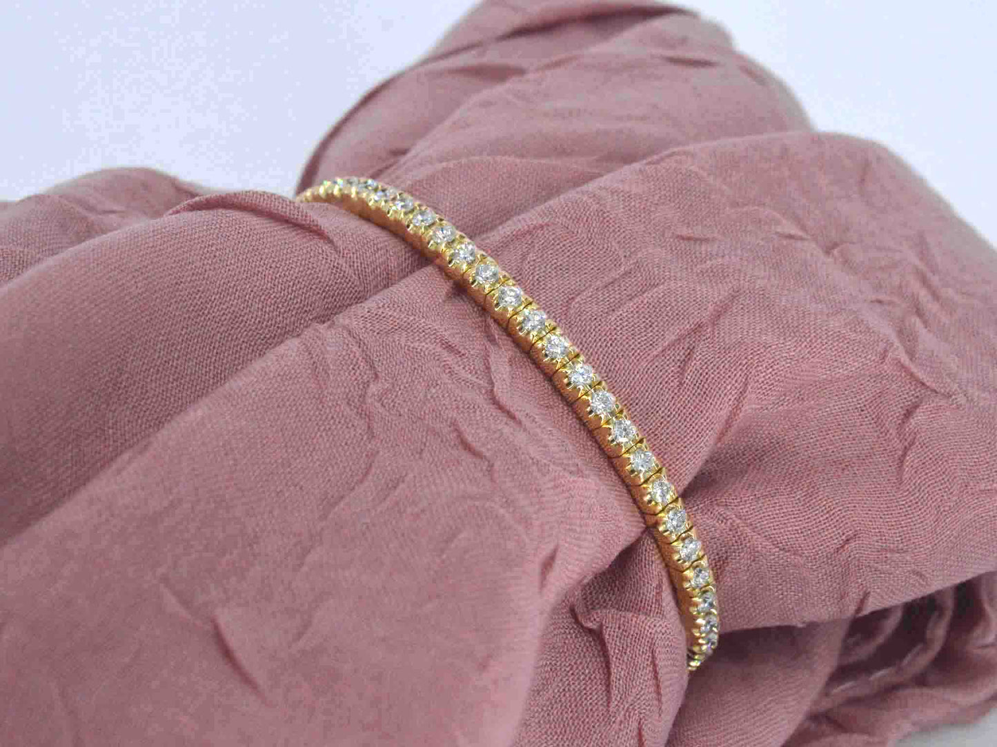 Gouden armband met briljant geslepen diamanten en een onzichtbare sluiting