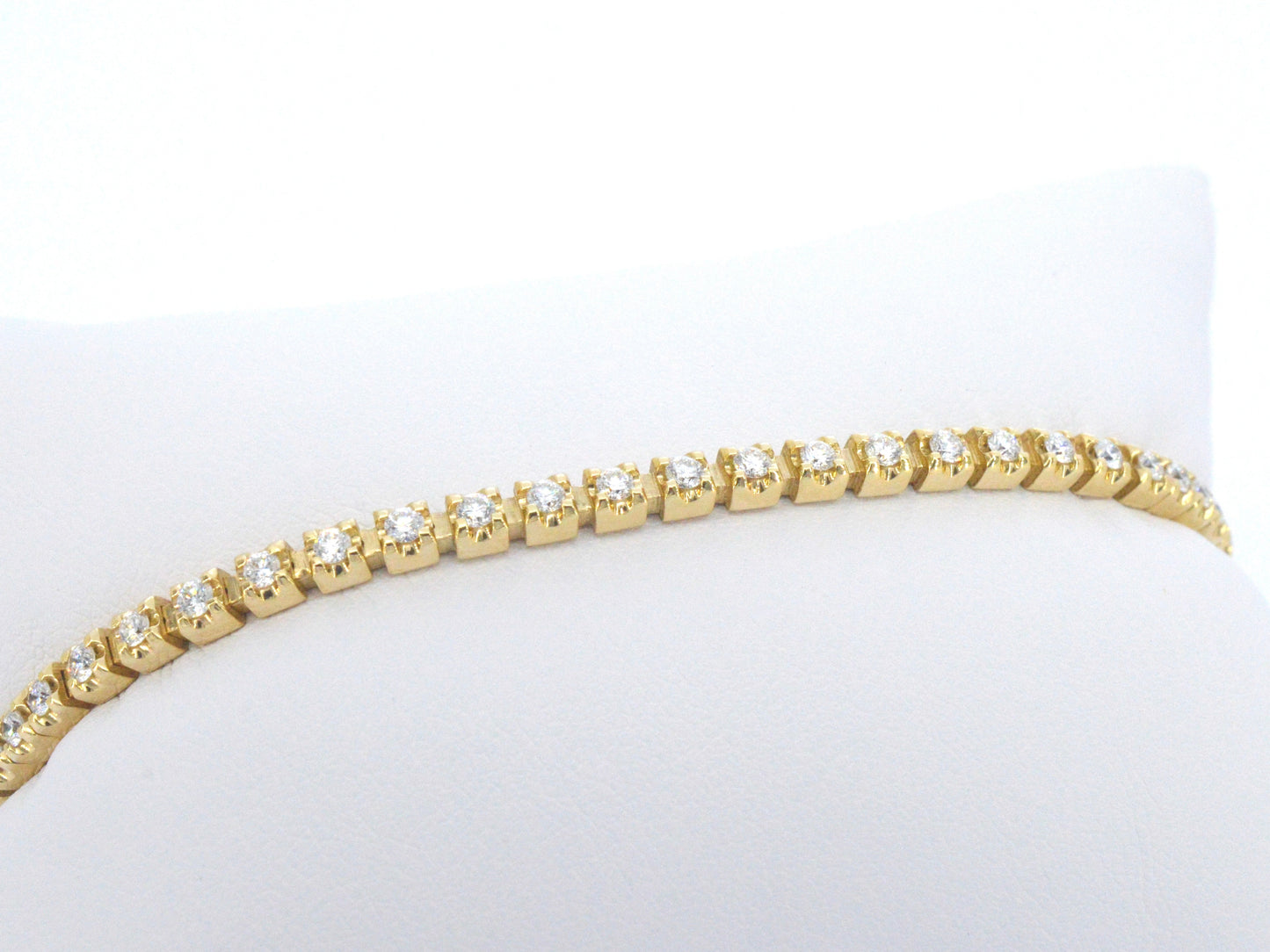 Gouden armband met briljant geslepen diamanten en een onzichtbare sluiting