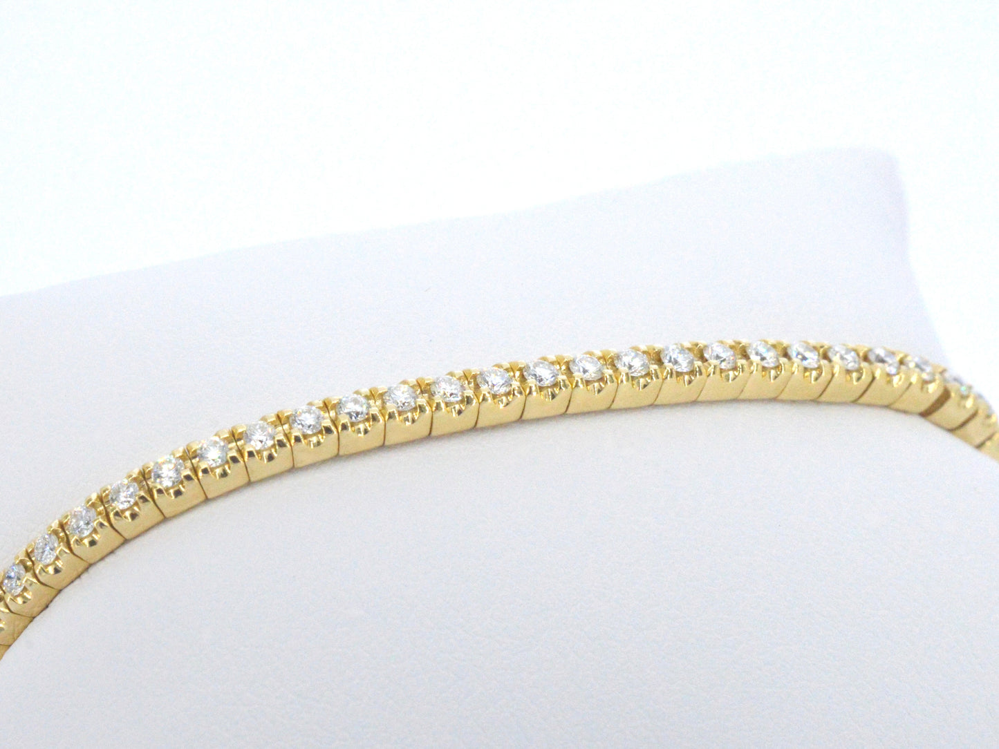 Gouden armband met briljant geslepen diamanten en een onzichtbare sluiting