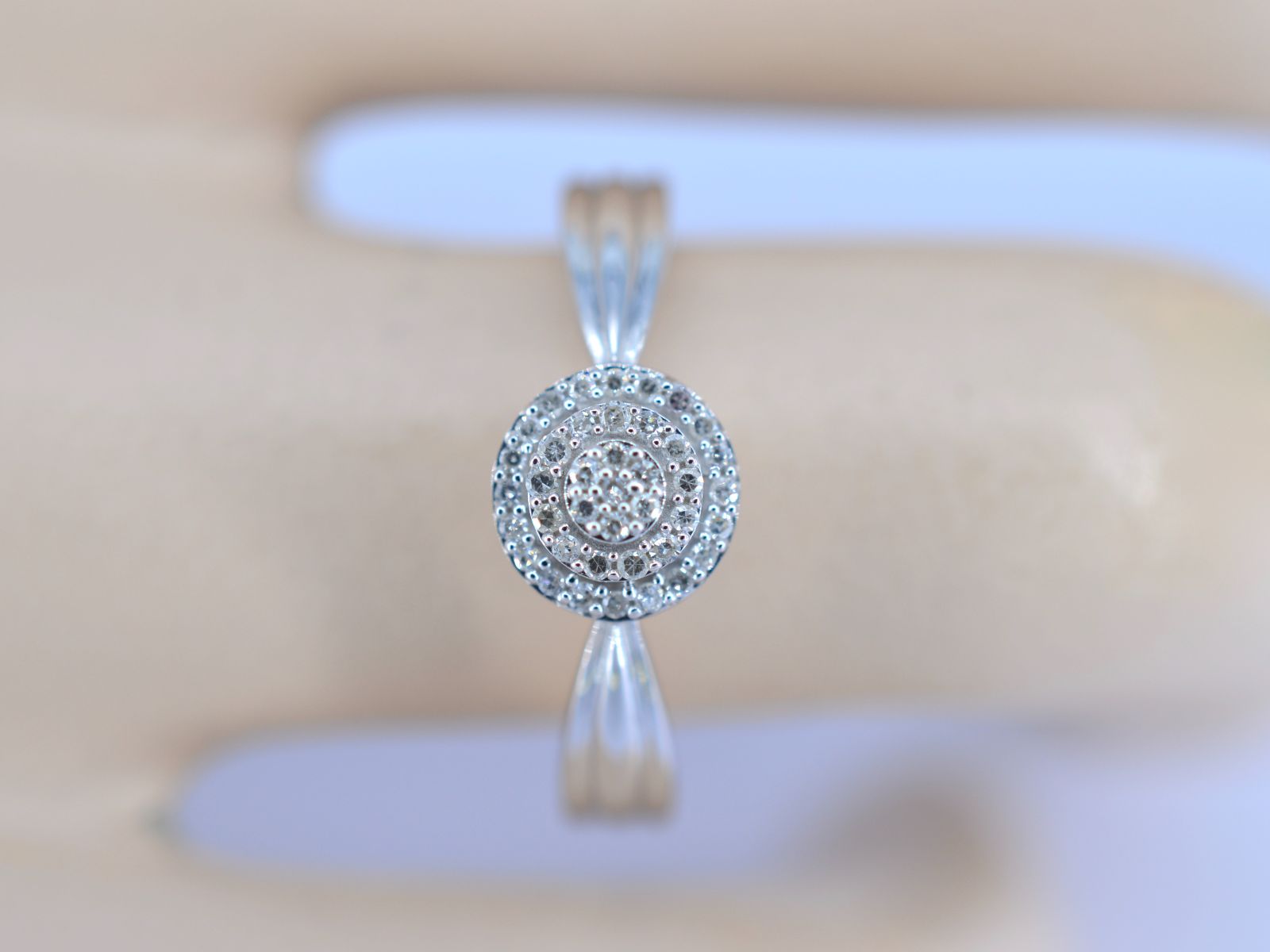 Witgouden entourage ring met diamanten